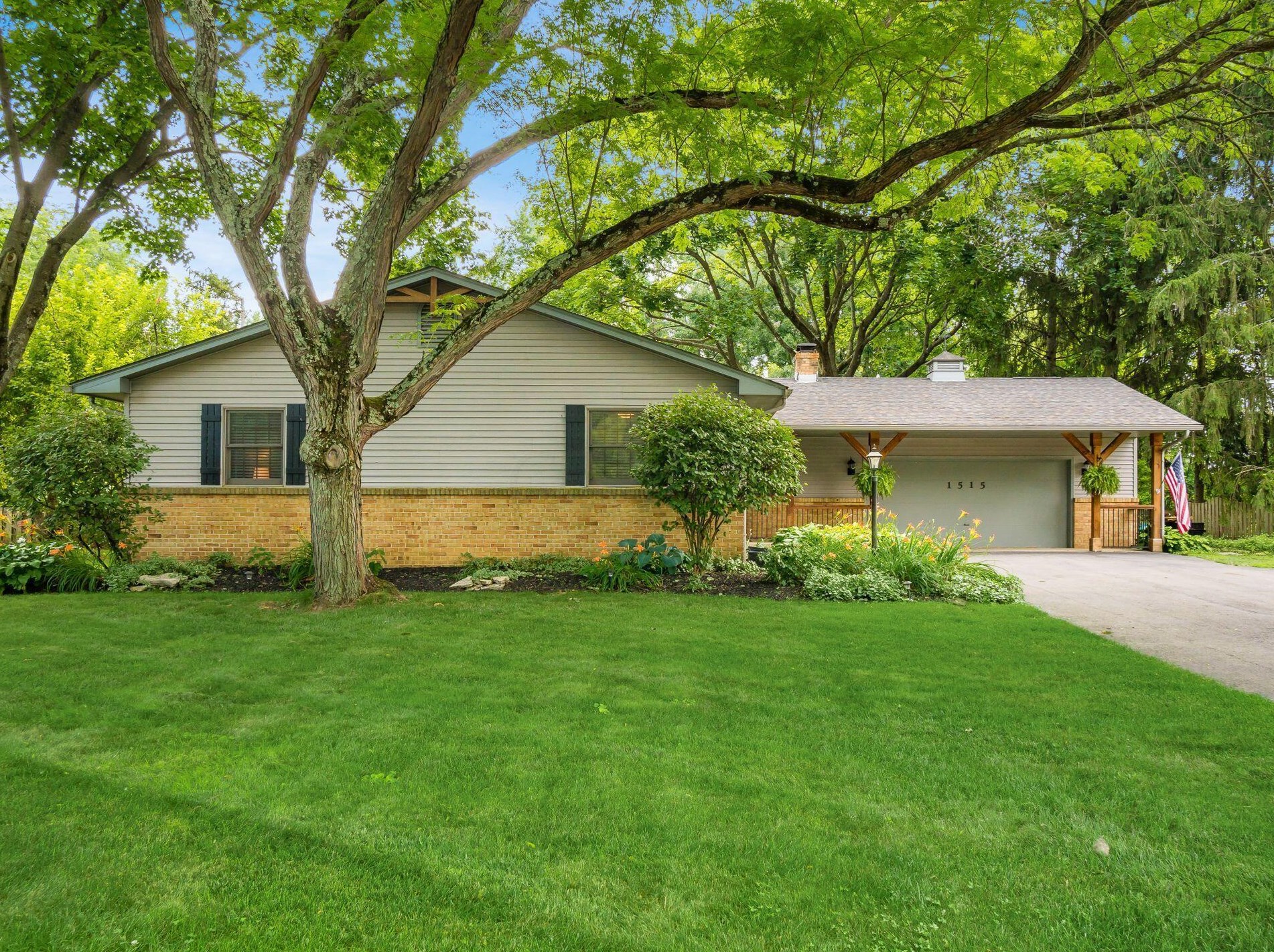 1515 Willowcreek Dr, Columbus, OH 43228-9577