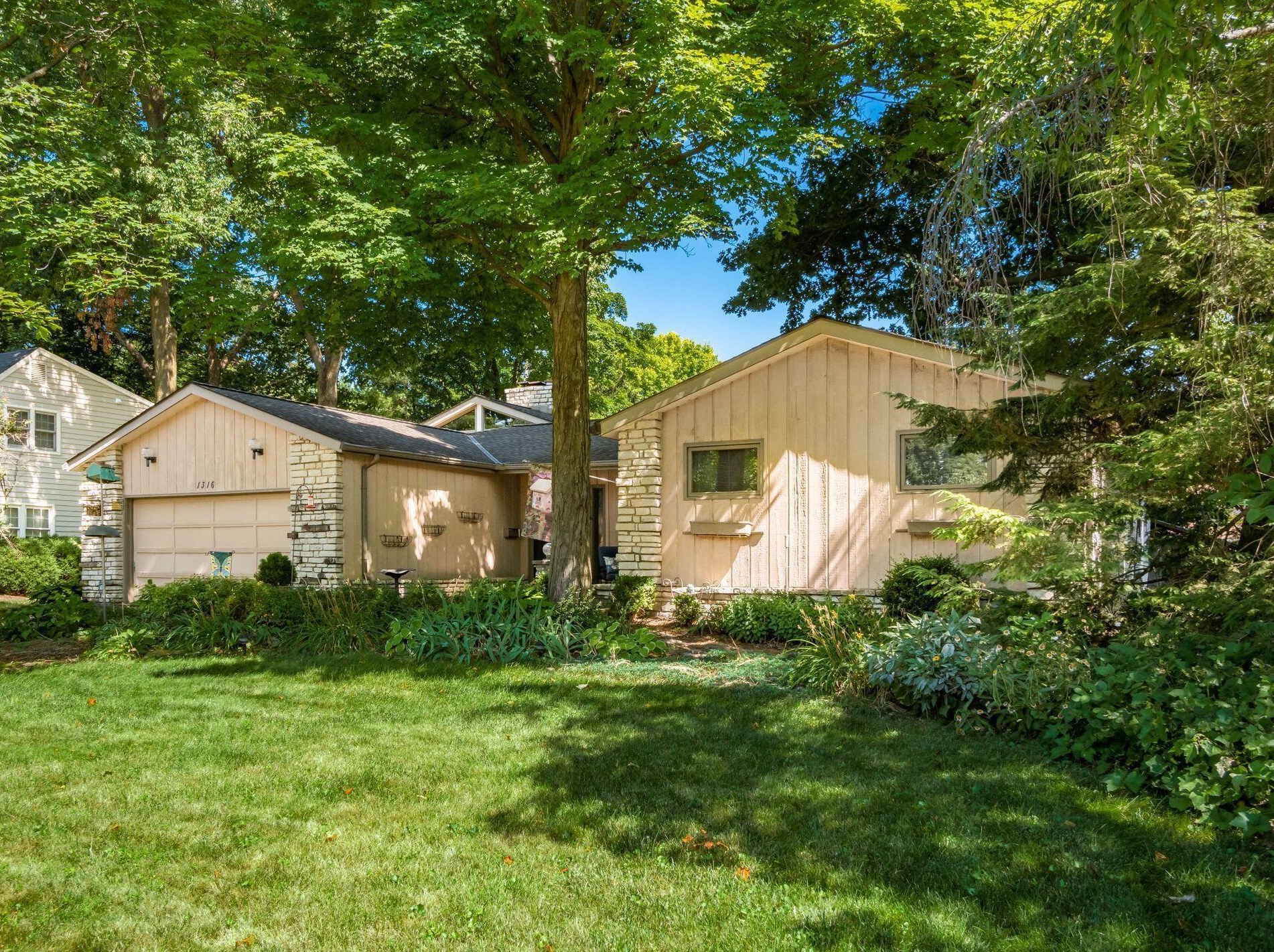 1316 Norwell Dr, Columbus, OH 43220-3957
