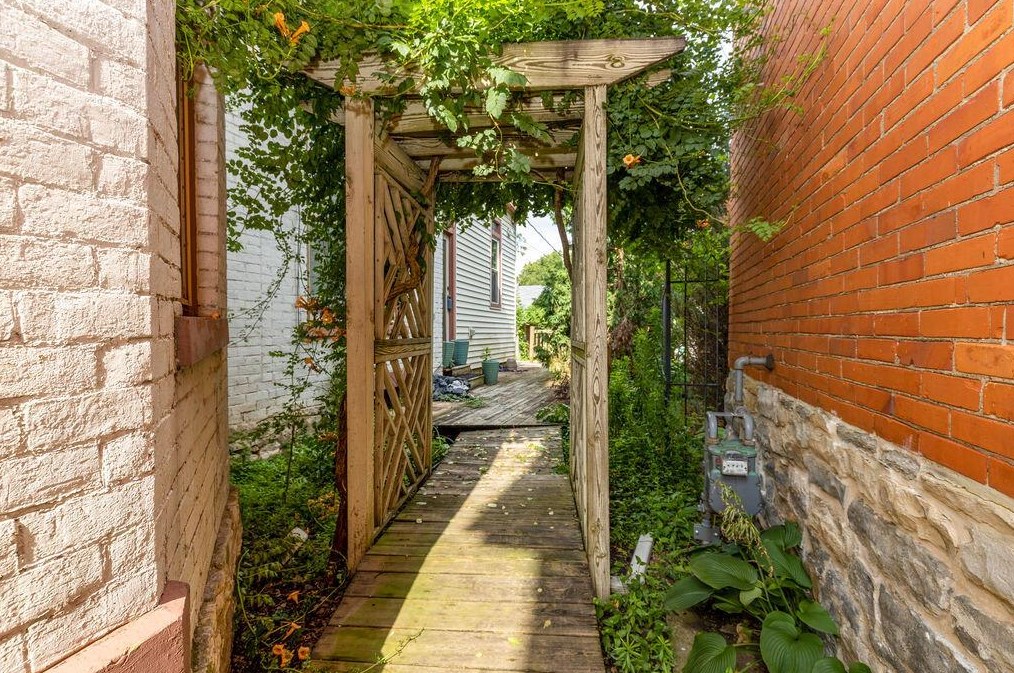 1304 Highland St, Columbus OH  43201-2714 exterior