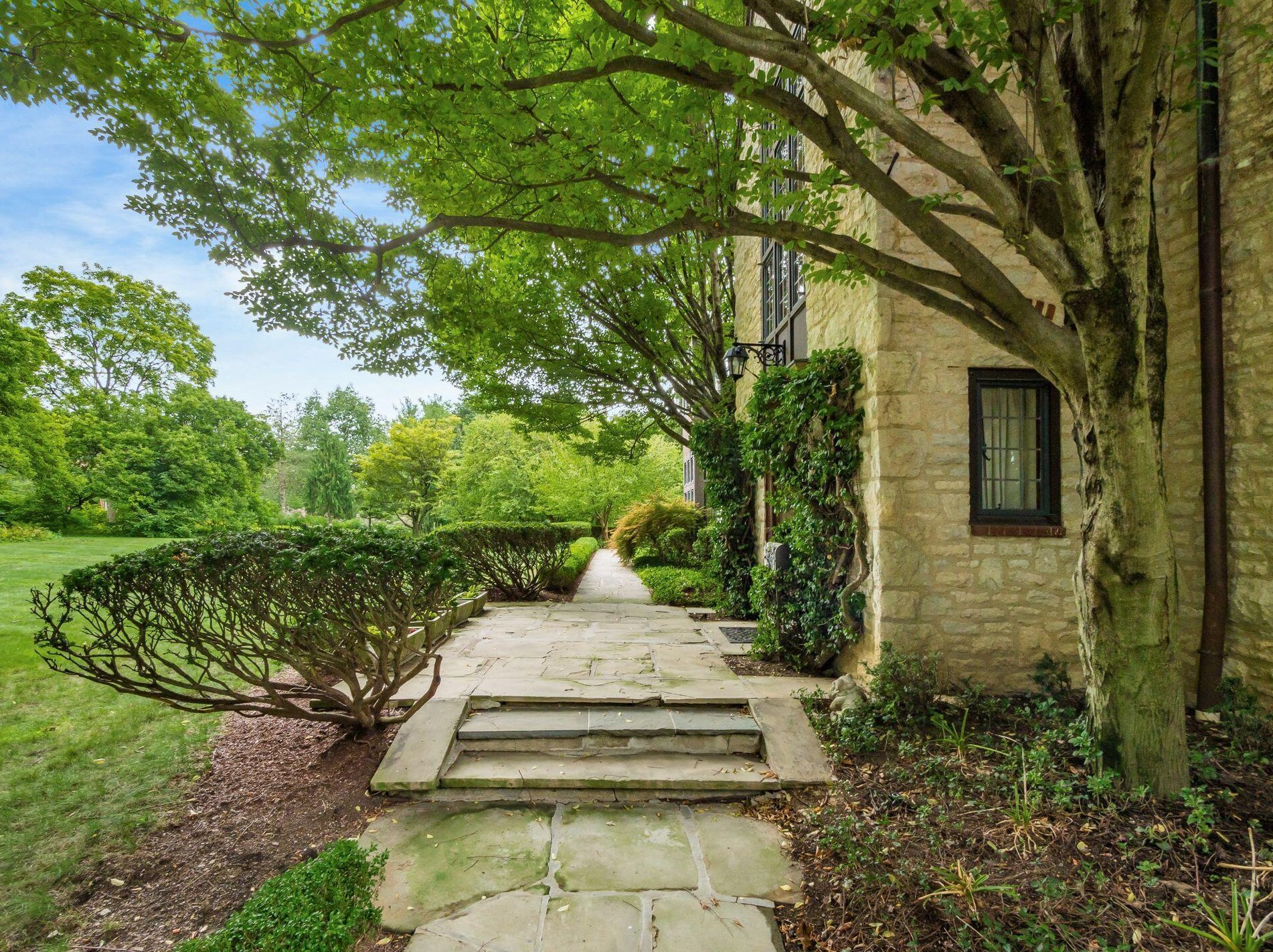 189 Parkview Ave, Columbus OH 43209-1676 exterior