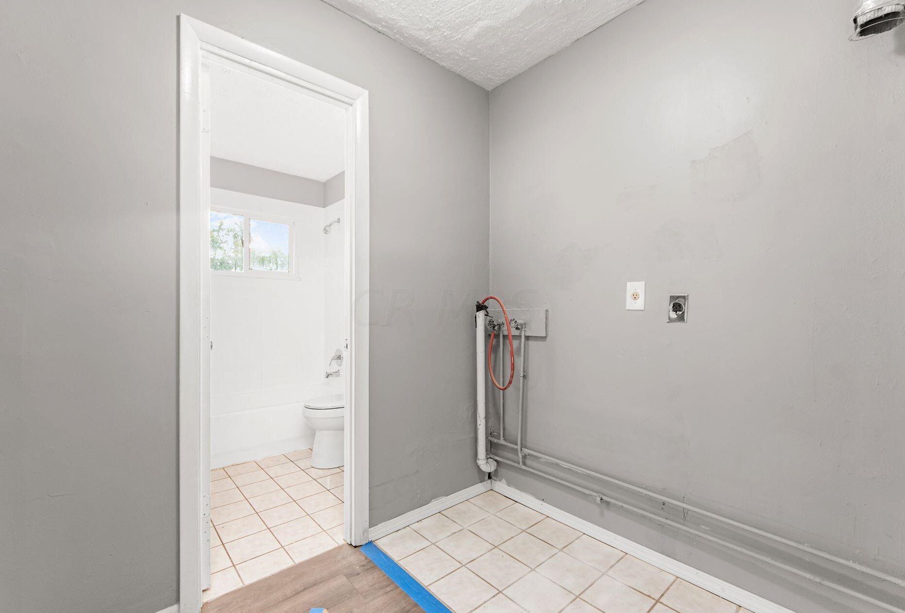 1382 Southfield Dr, Columbus OH 43207-3345 exterior