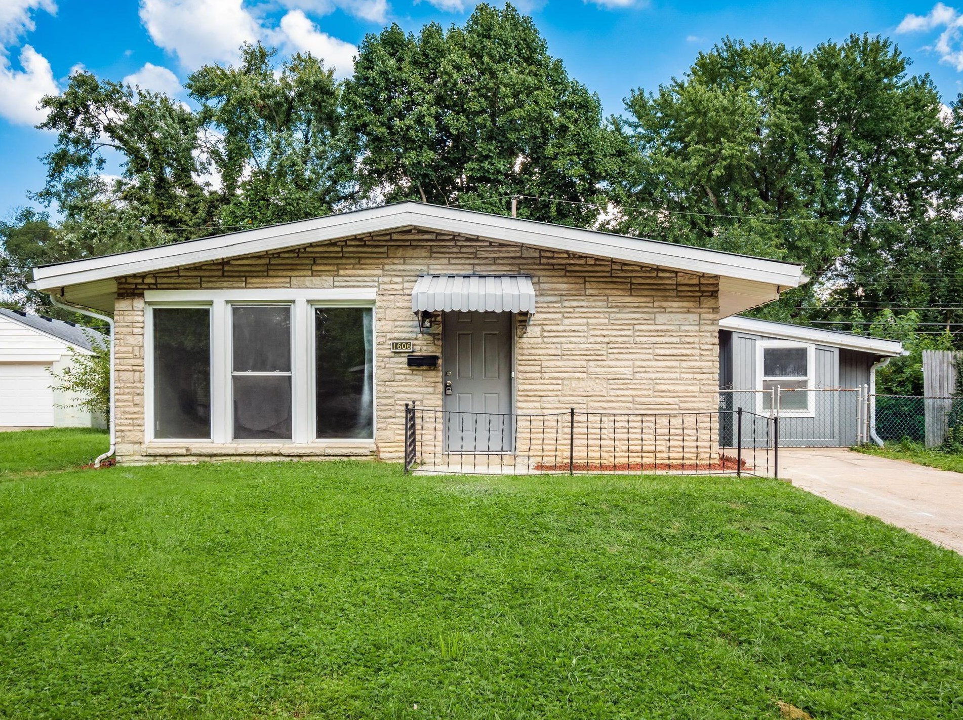 1606 Duffield Dr, Columbus, OH 43227-2427
