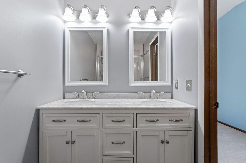 2157 Grn Is Dr, Columbus OH 43228-9433 exterior