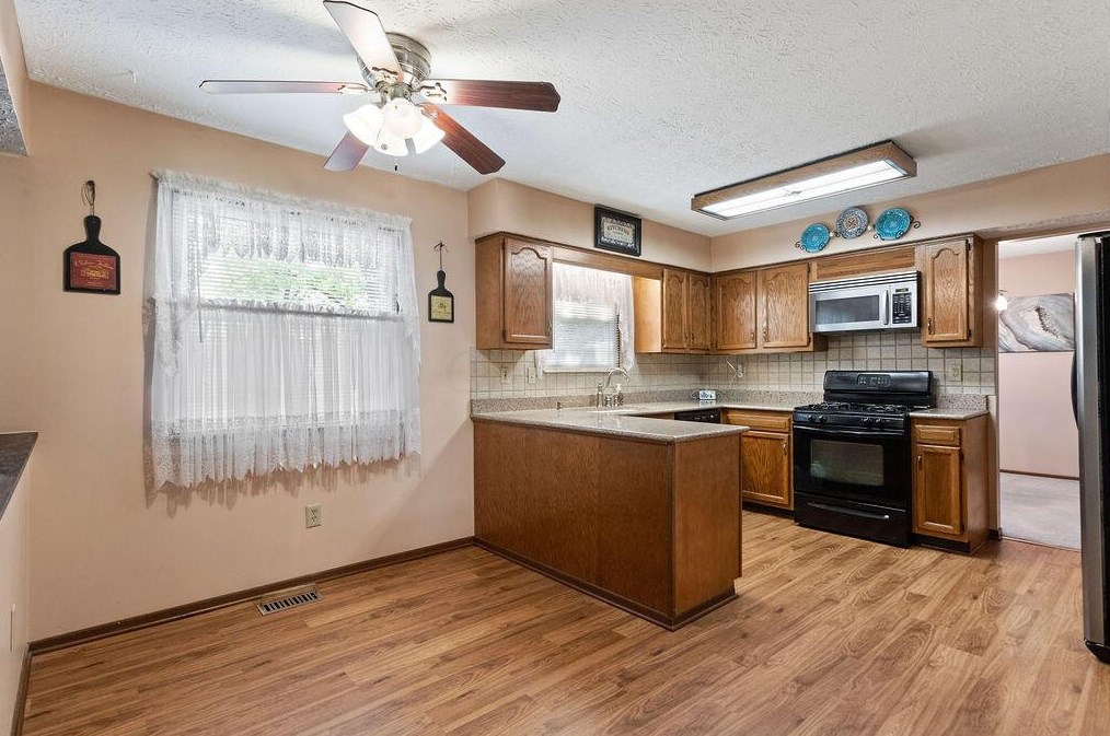 2157 Grn Is Dr, Columbus OH 43228-9433 exterior