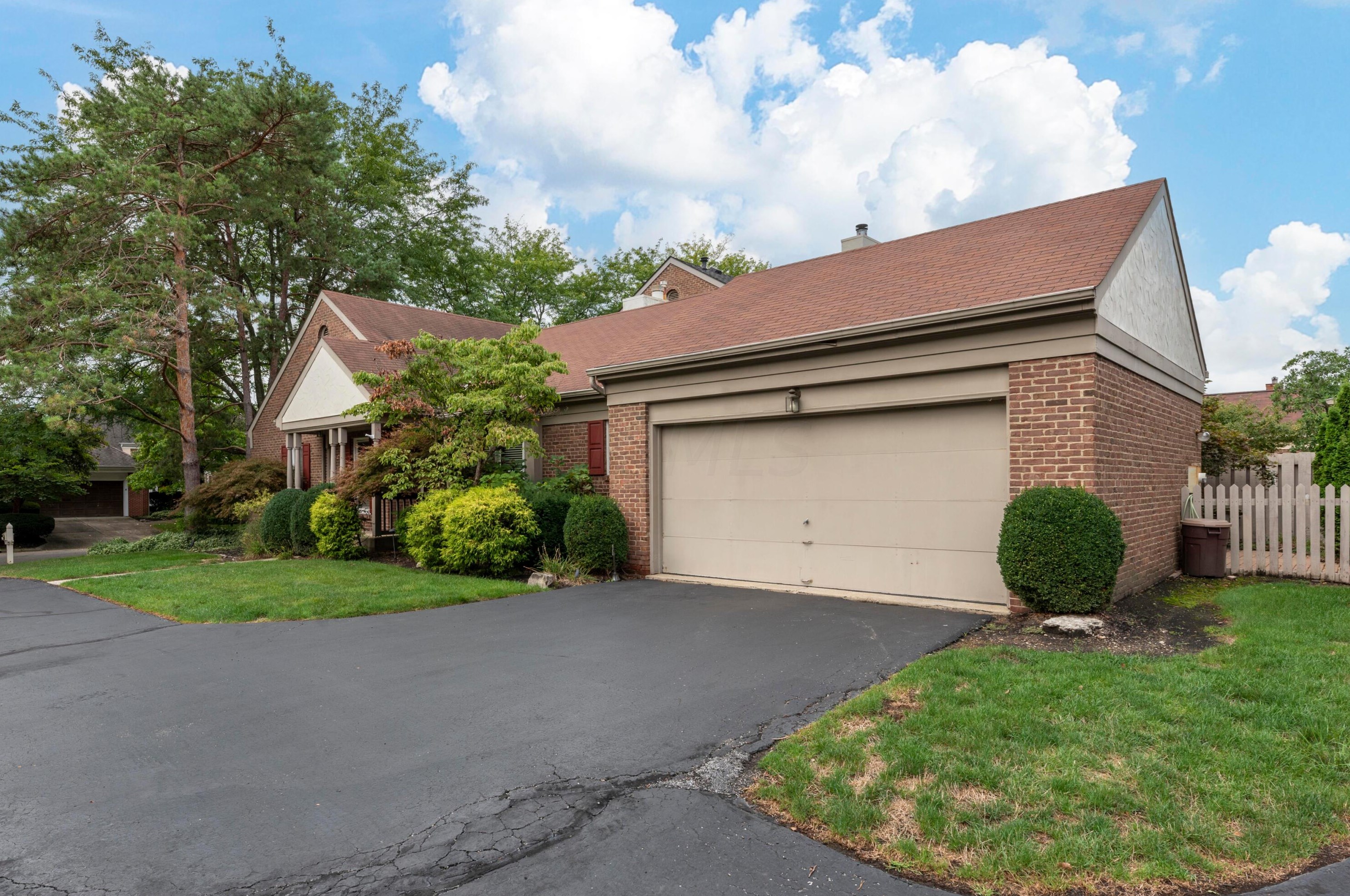 2176 Sandston Rd, Columbus, OH 43220-5403