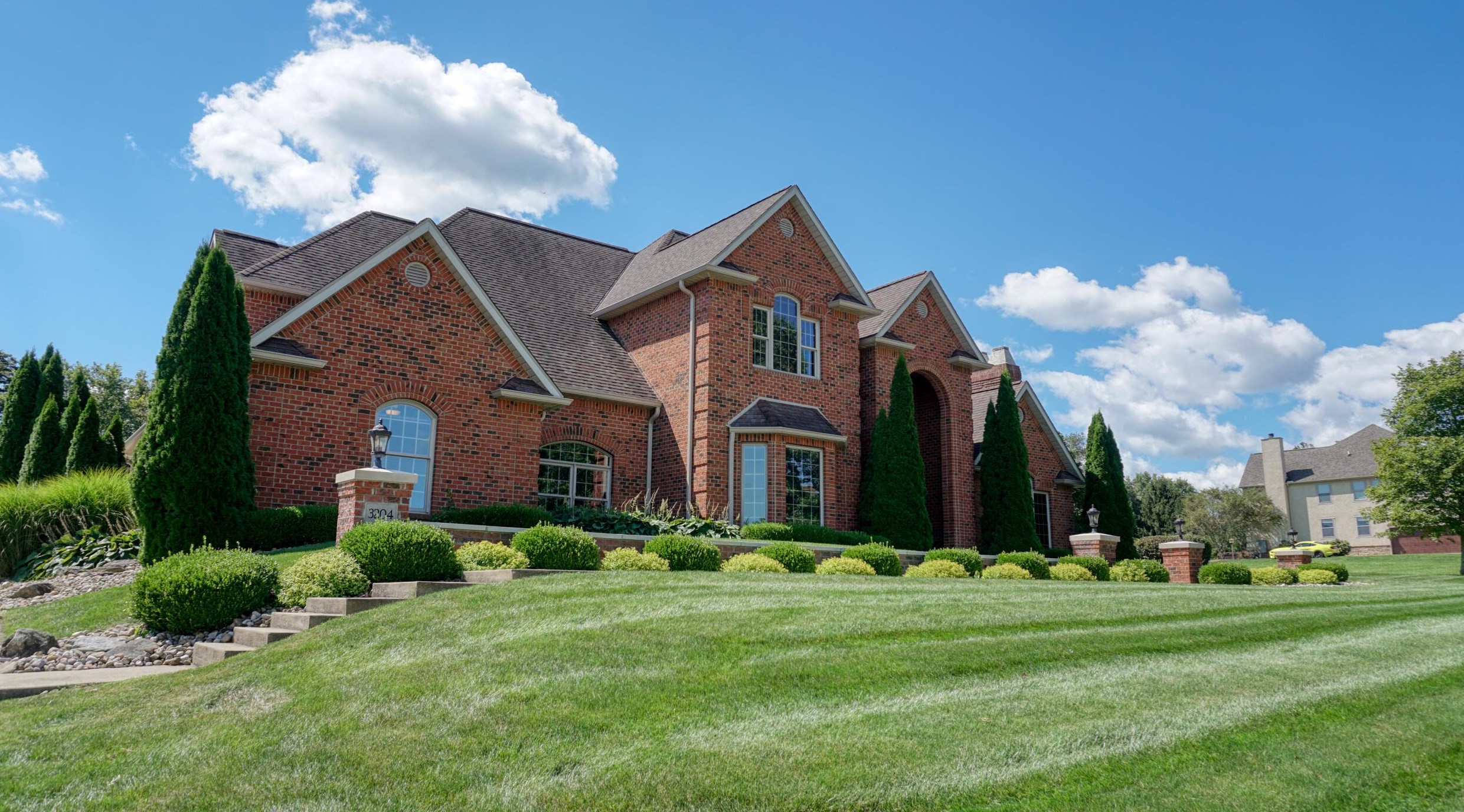 3204 Maple Creek Dr, Zanesville, OH 43701