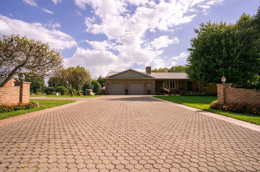 1057 Winchester Rd, Sugar Grove Lake, OH 44833