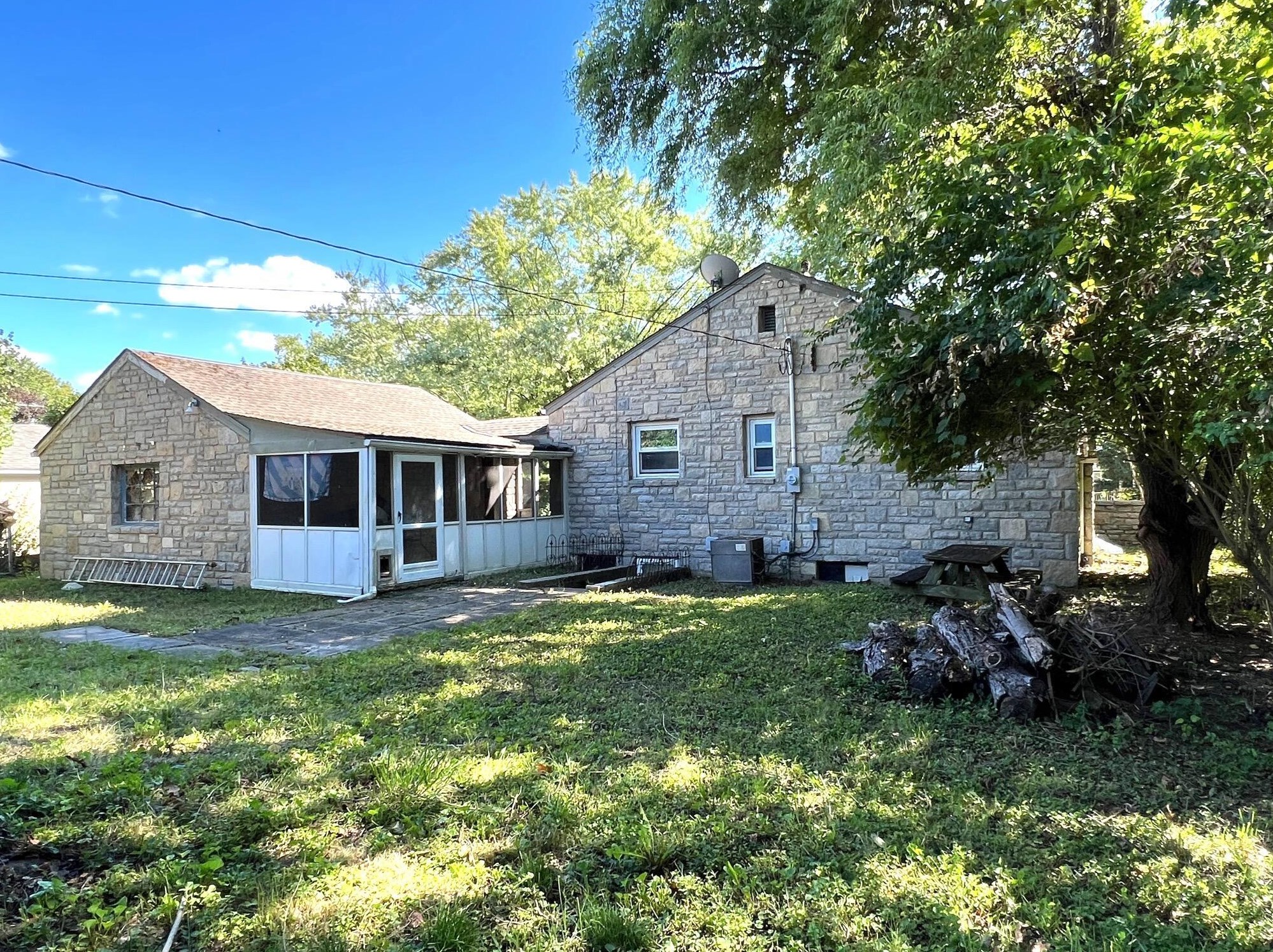 1088 Lenore Ave, Columbus OH 43224-3354 exterior