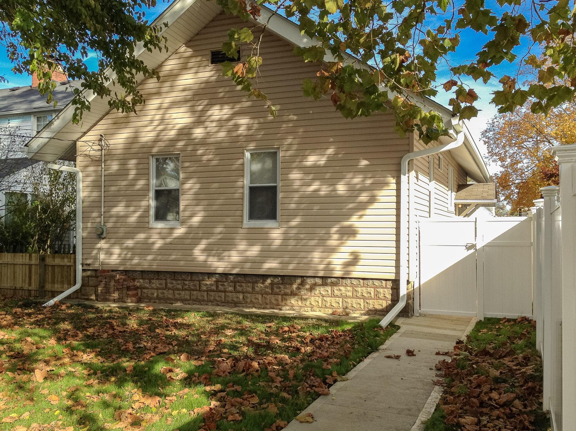 697 Grandon Ave, Columbus OH 43209-2528 exterior