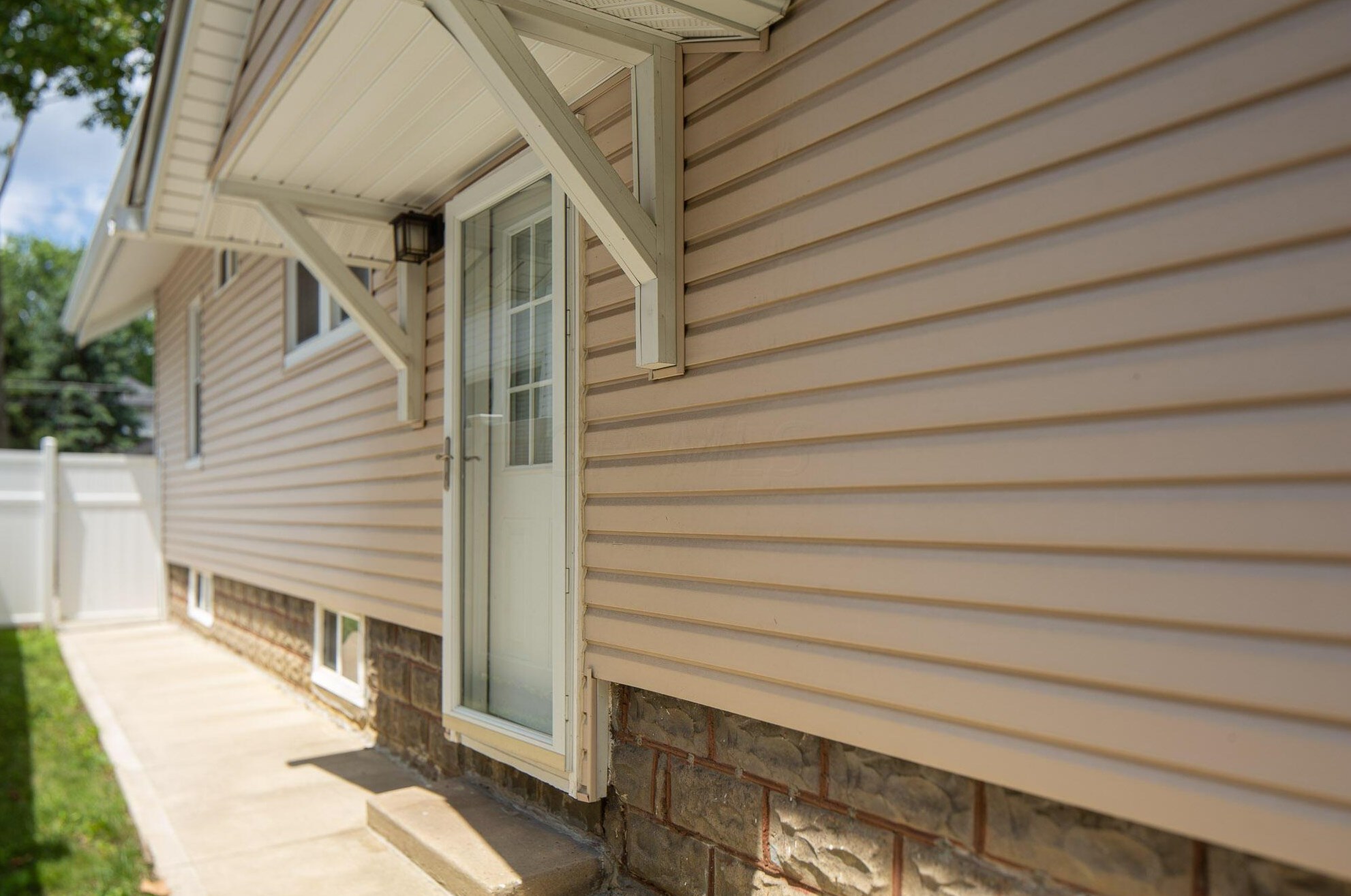 697 Grandon Ave, Columbus OH 43209-2528 exterior