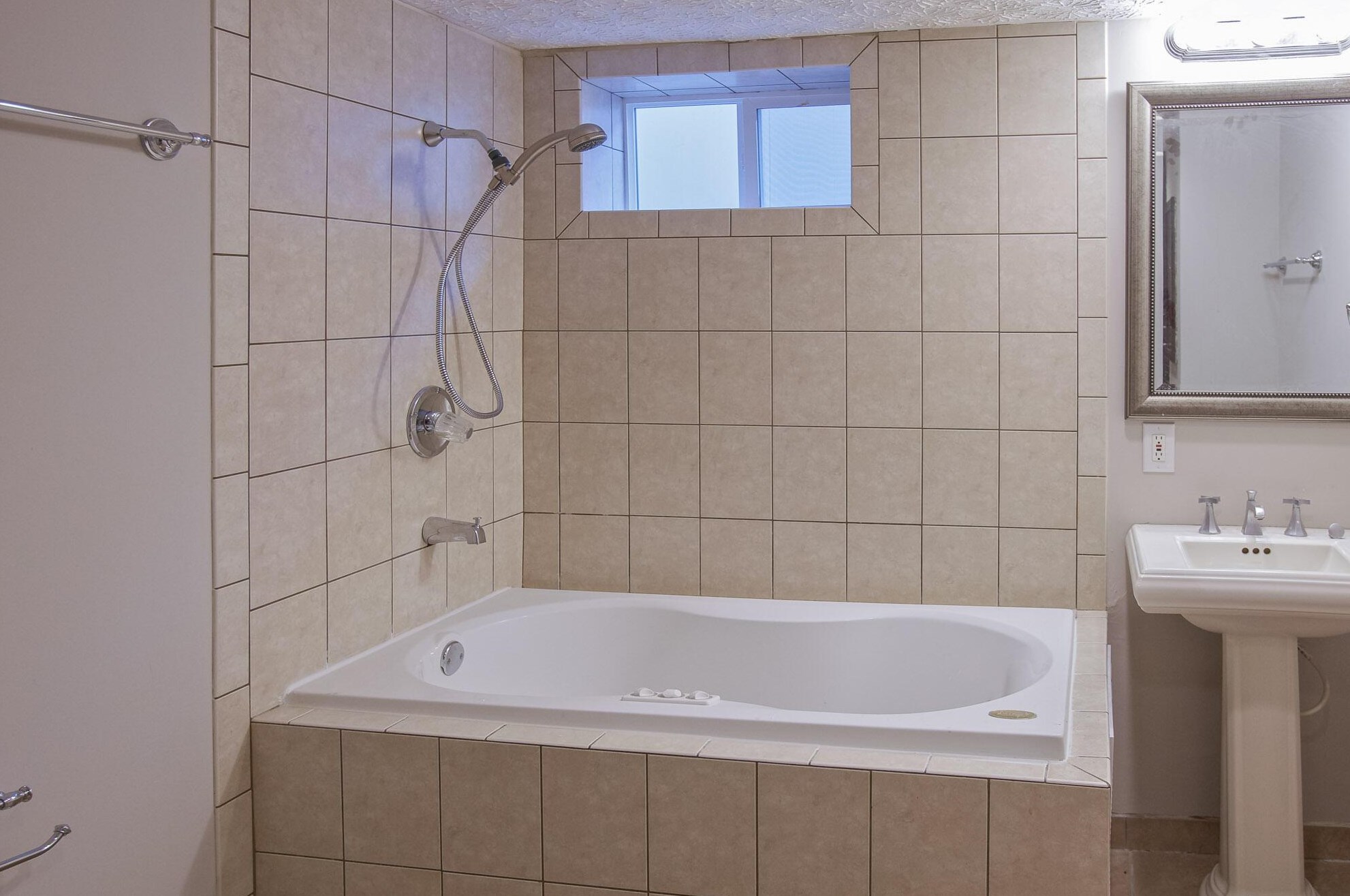 697 Grandon Ave, Columbus OH 43209-2528 exterior