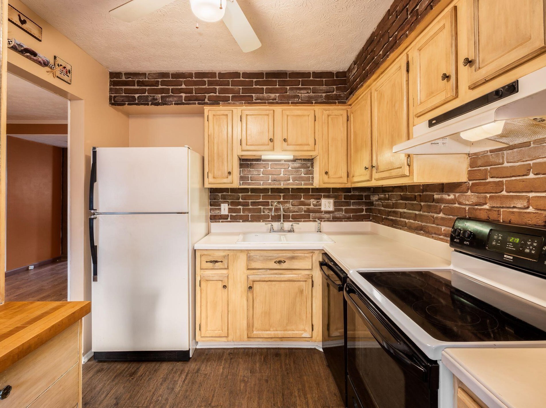 484 Clairbrook Ave, Columbus OH 43228-2536 exterior