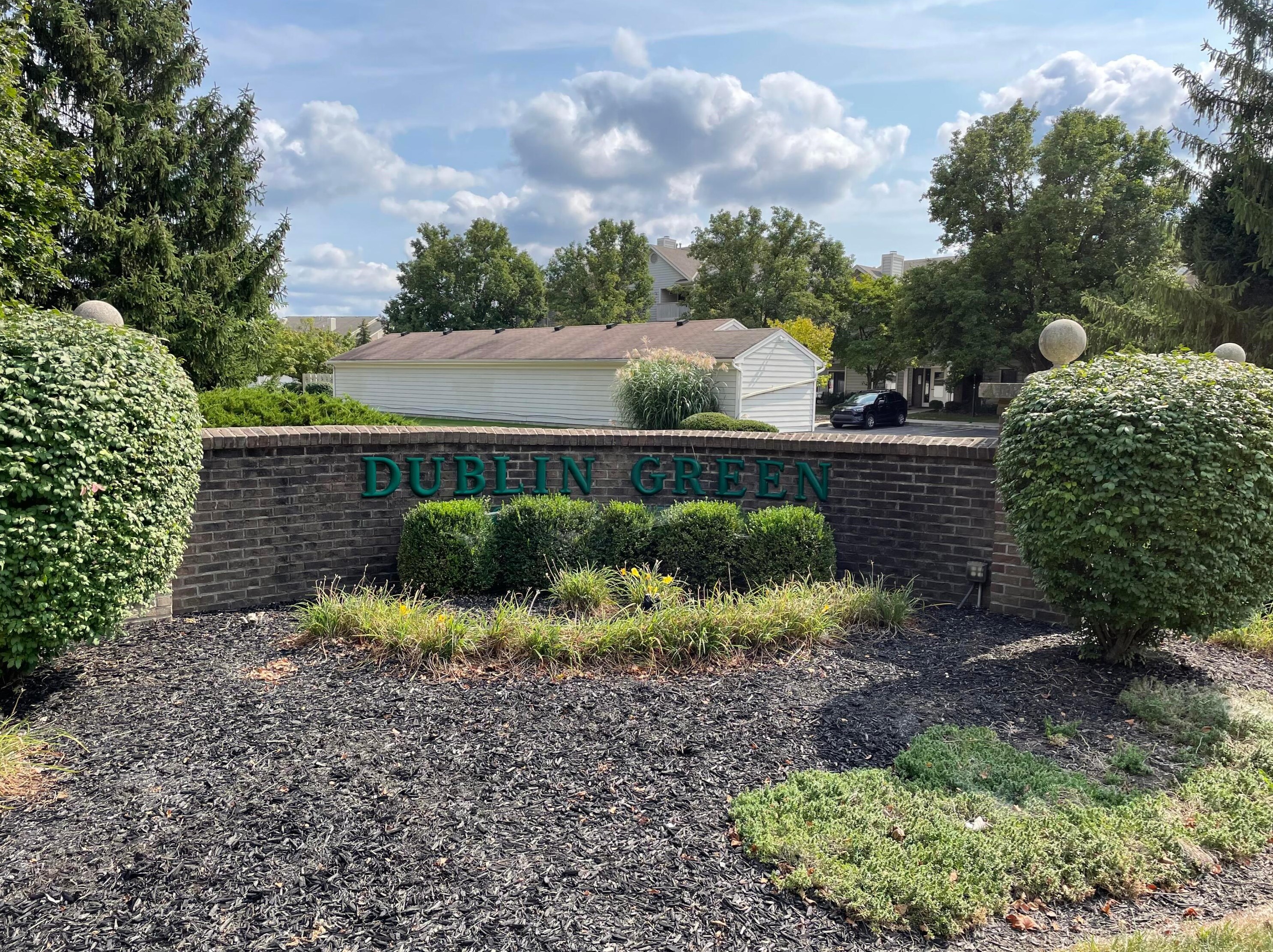 2303 Vicente Ct, Columbus OH  43235-7935 exterior