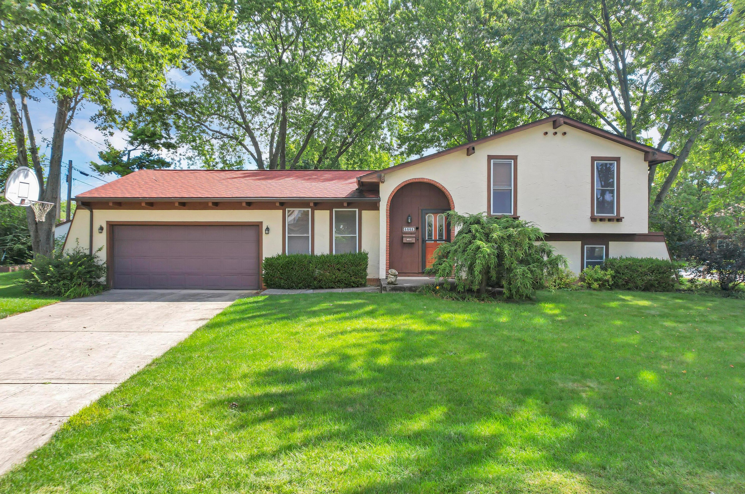 5002 Hibbs Dr, Columbus, OH 43220-2645