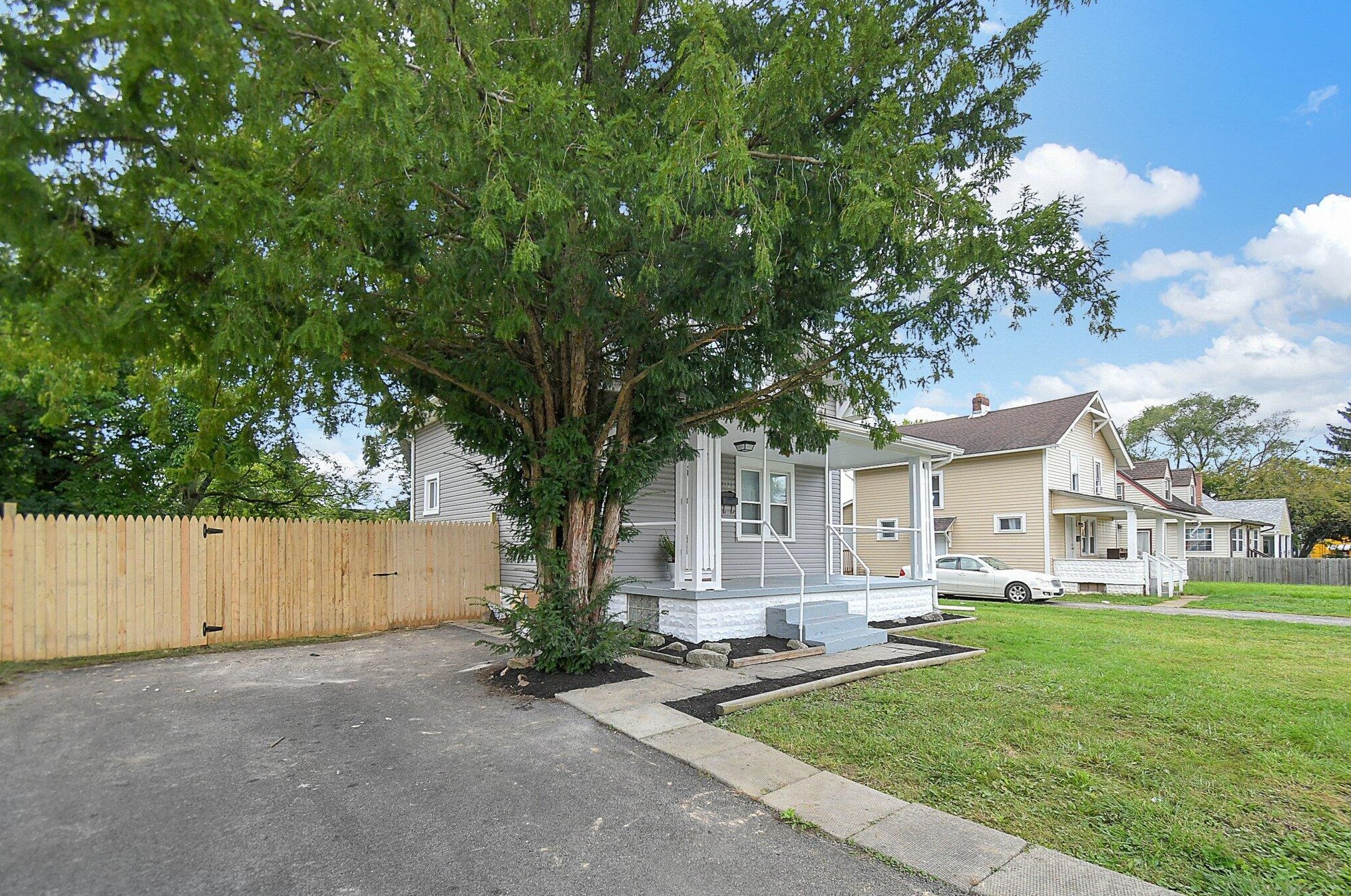 1129 Smith Rd, Columbus, OH 43207-1576