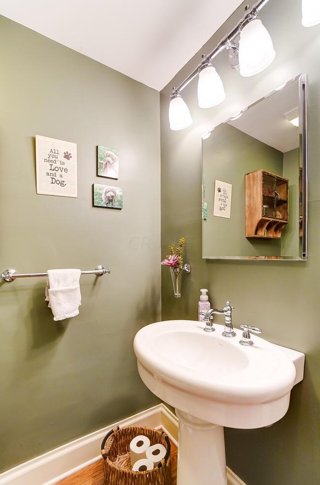 54 Gdn Rd, Columbus OH 43214-2236 exterior