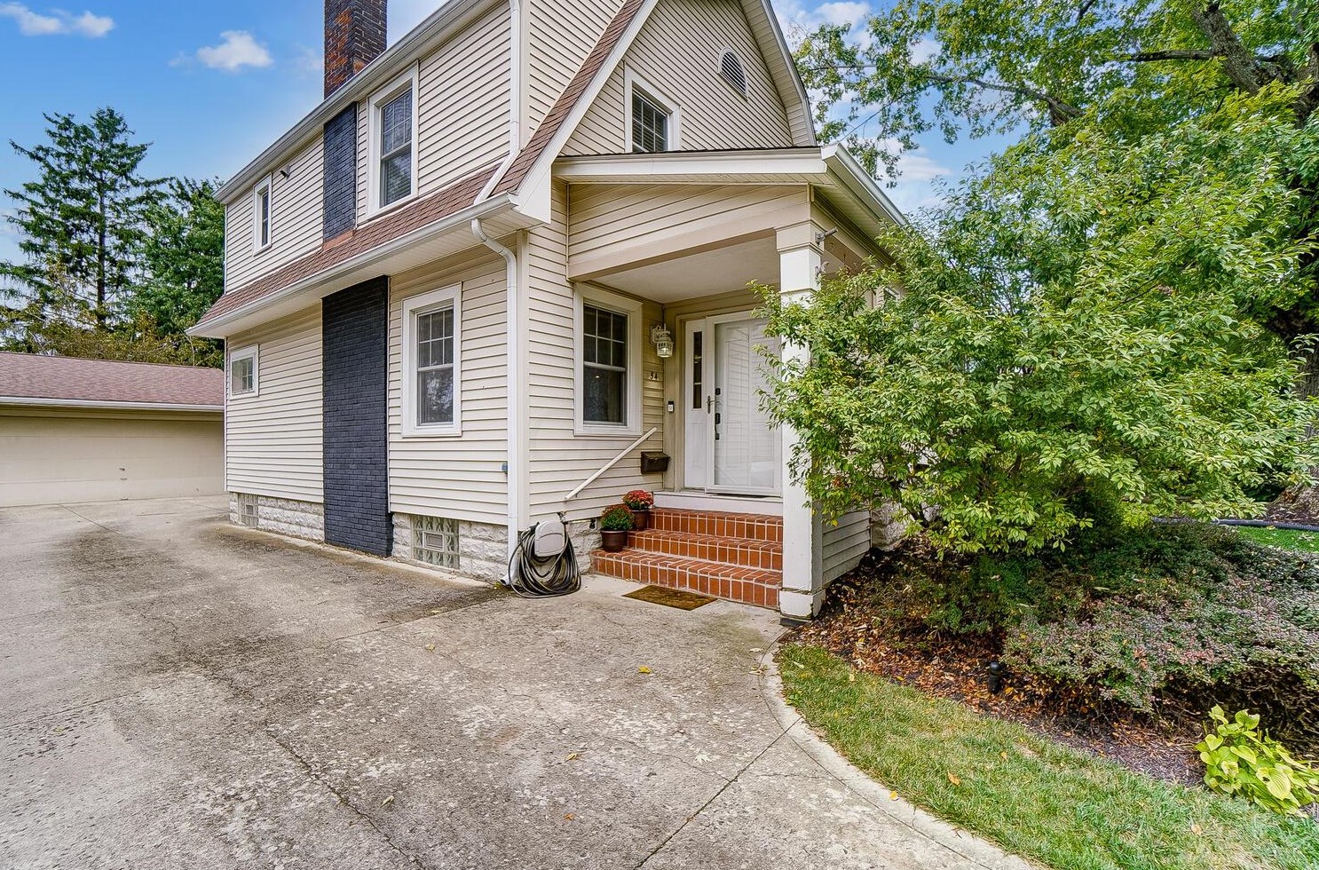 54 Gdn Rd, Columbus OH 43214-2236 exterior