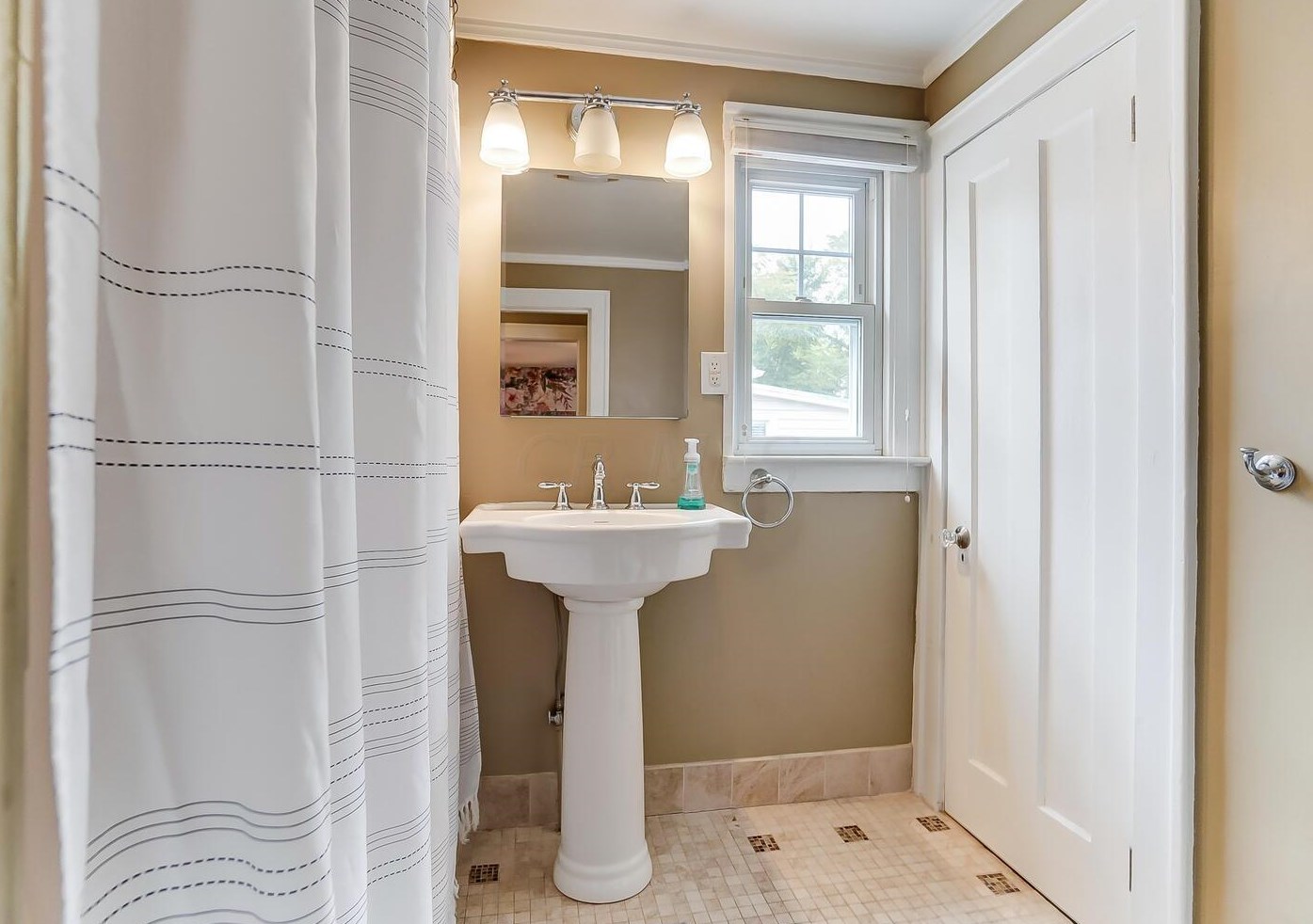 54 Gdn Rd, Columbus OH 43214-2236 exterior