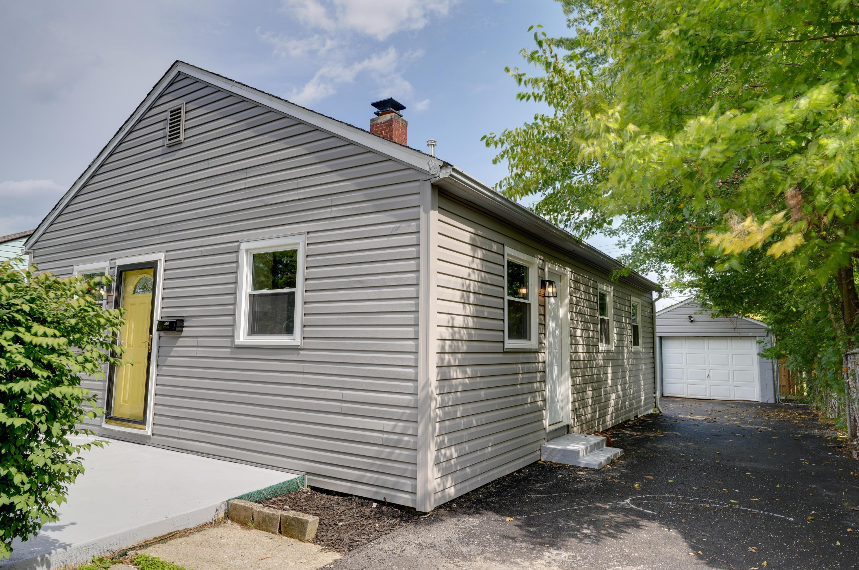 572 Edwin St, Columbus, OH 43223-1802