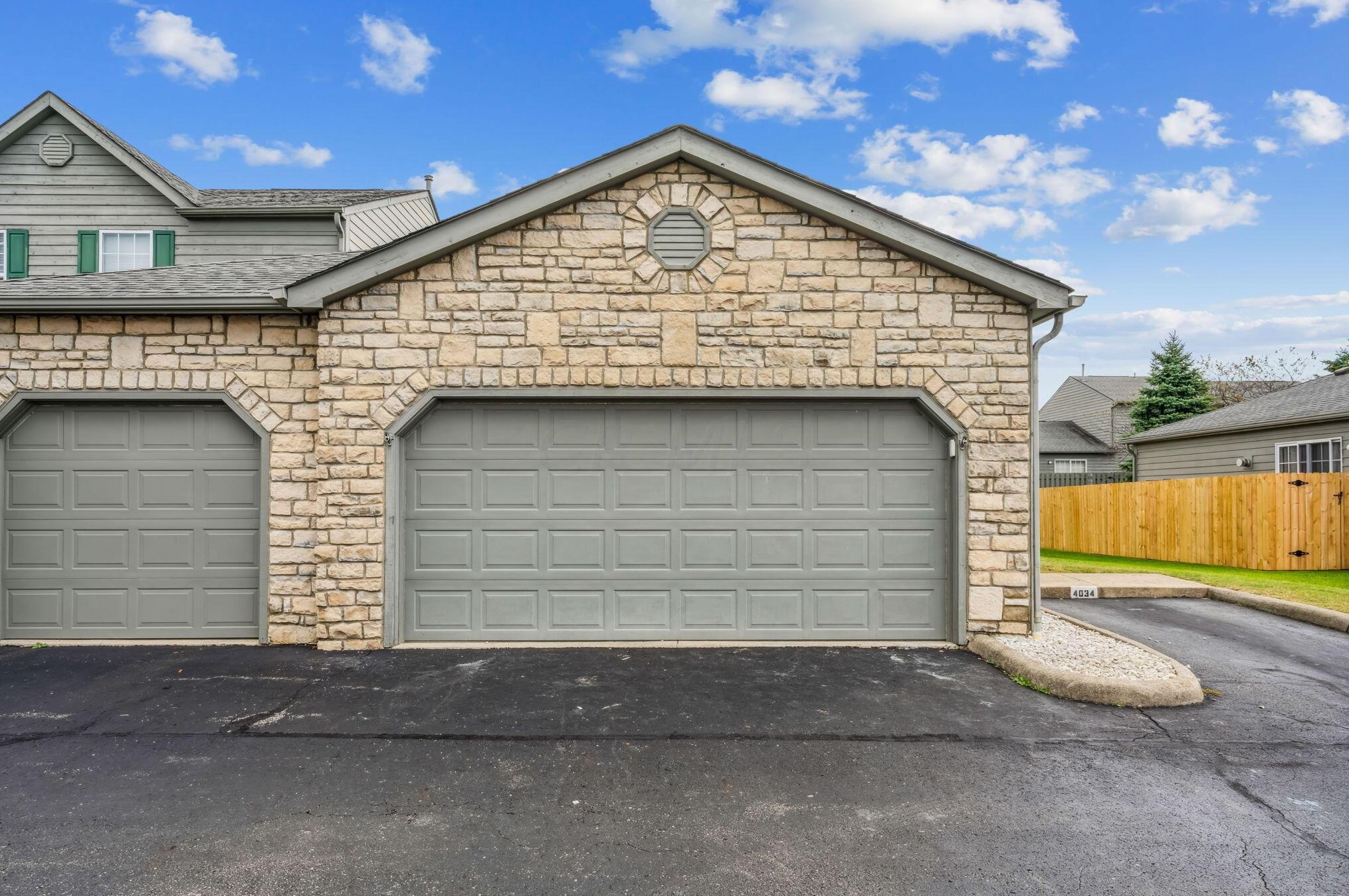 4034 Blendon Point Dr, Columbus, OH 43230-7807