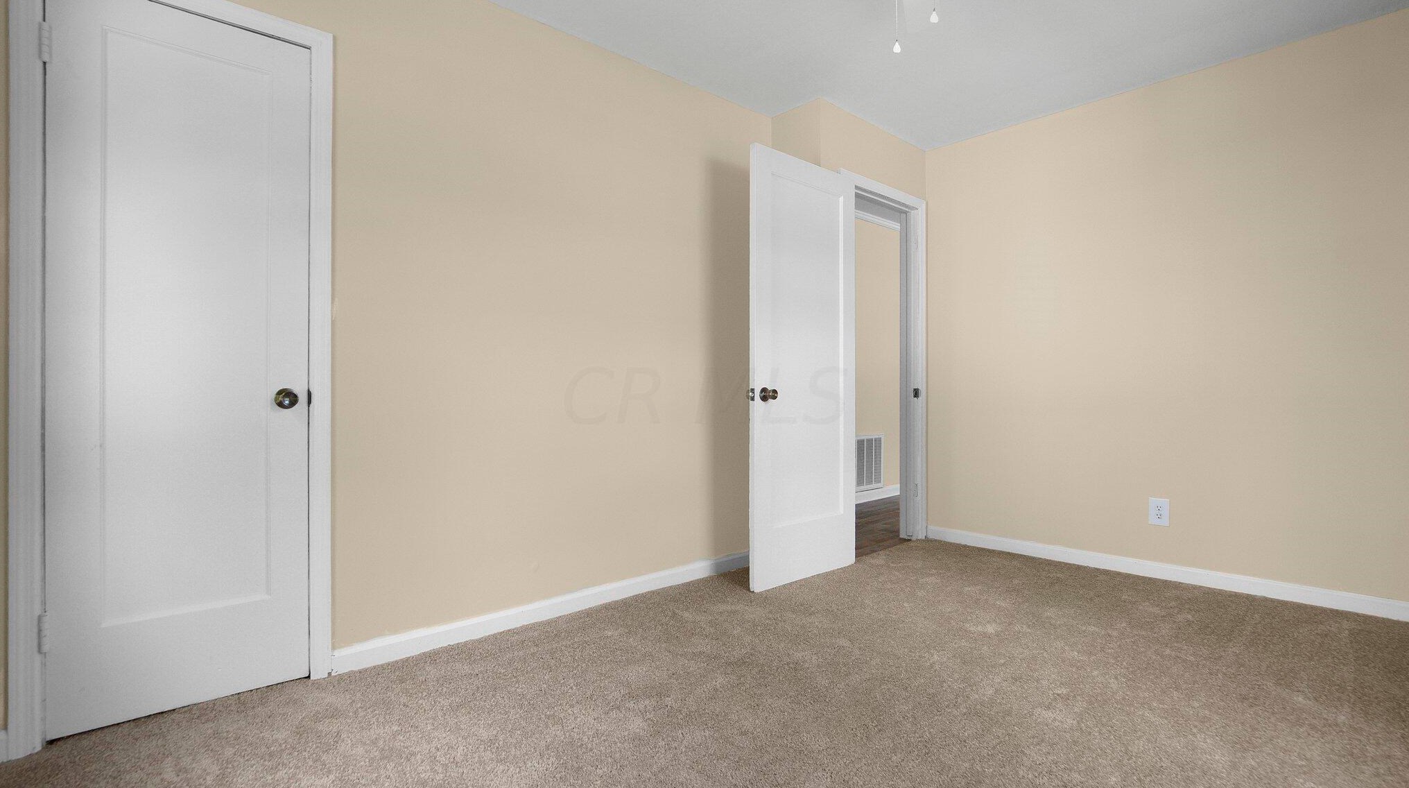 2852 Northglen Dr, Columbus OH 43224-4674 exterior