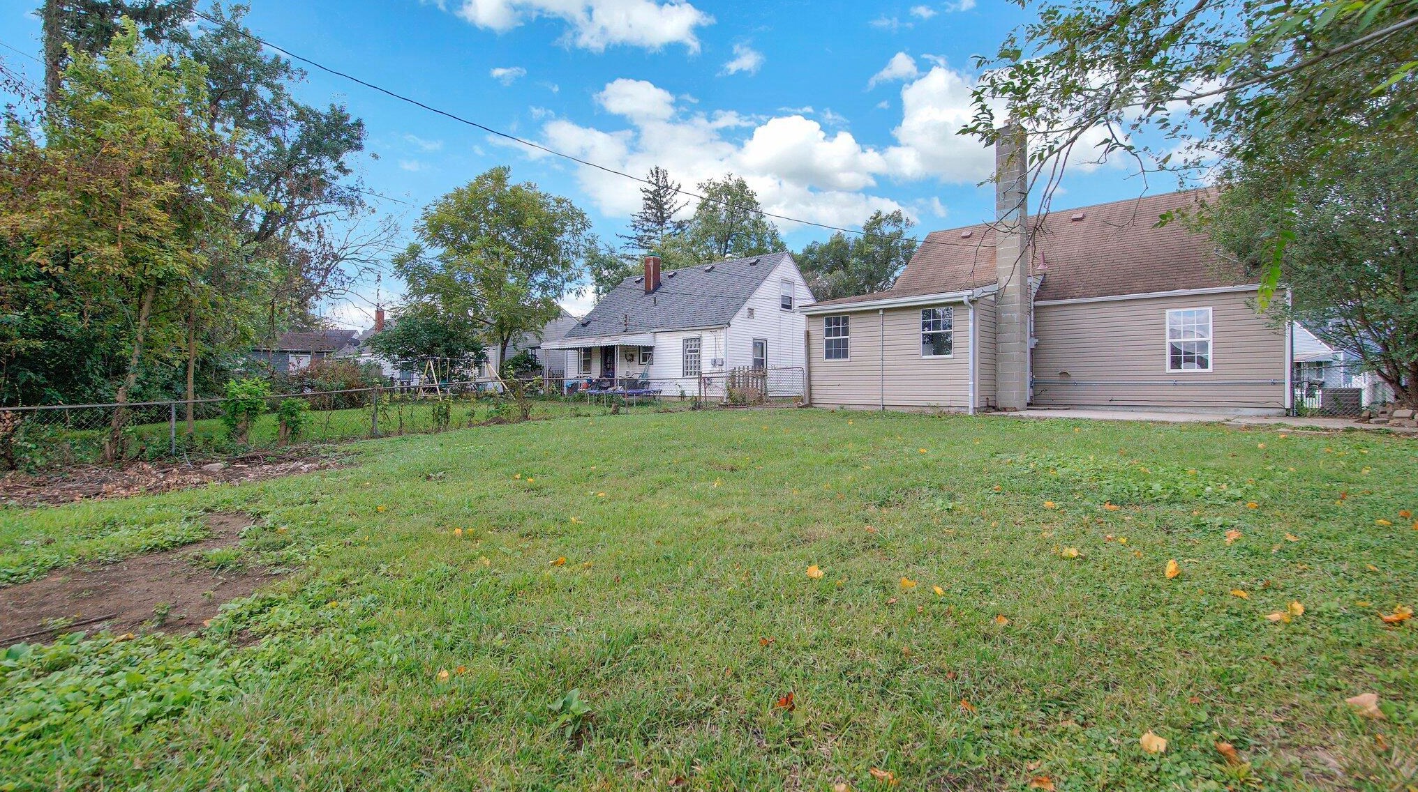 2852 Northglen Dr, Columbus OH 43224-4674 exterior