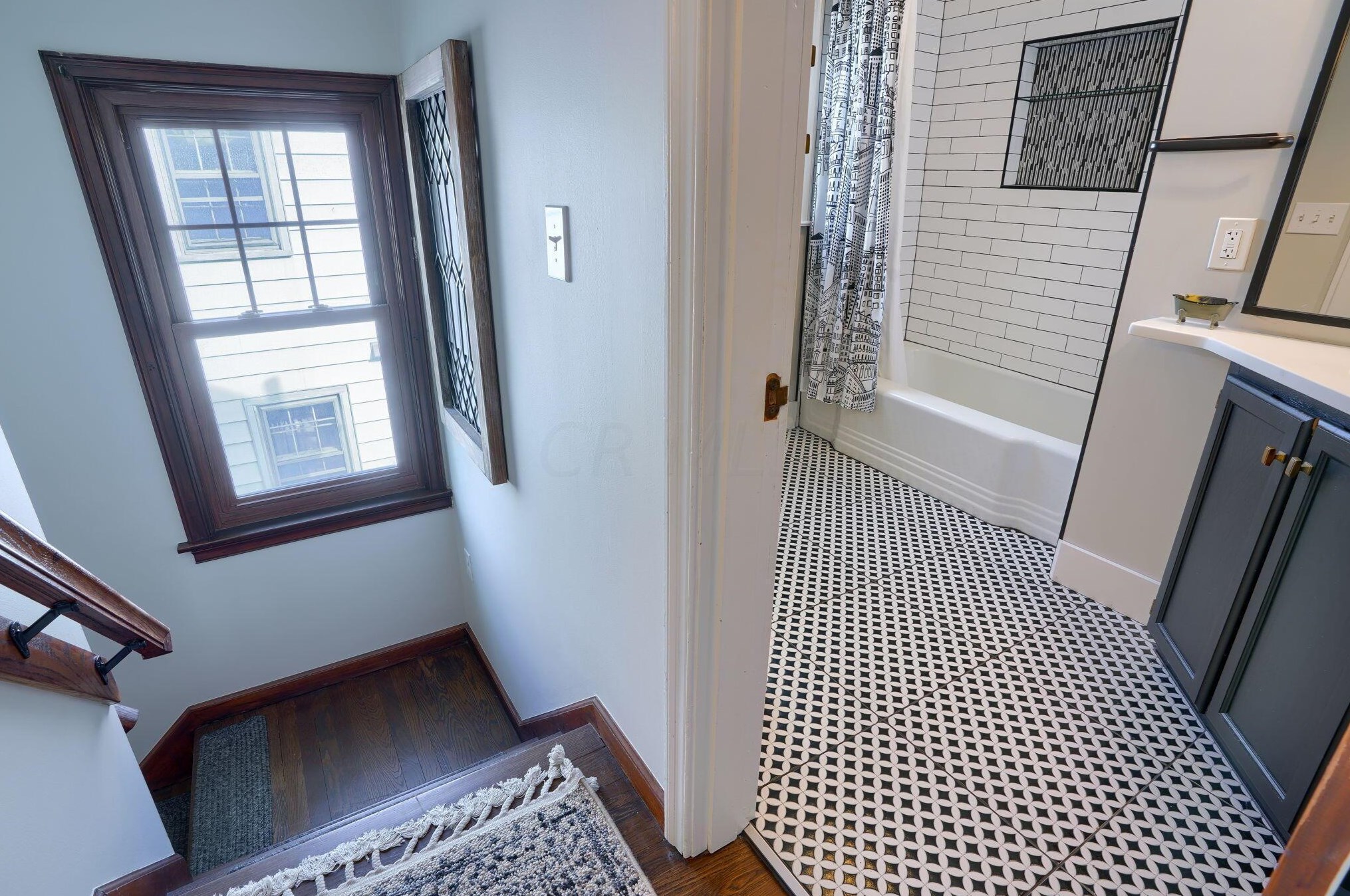 241 Gdn Rd, Columbus OH 43224-1010 exterior