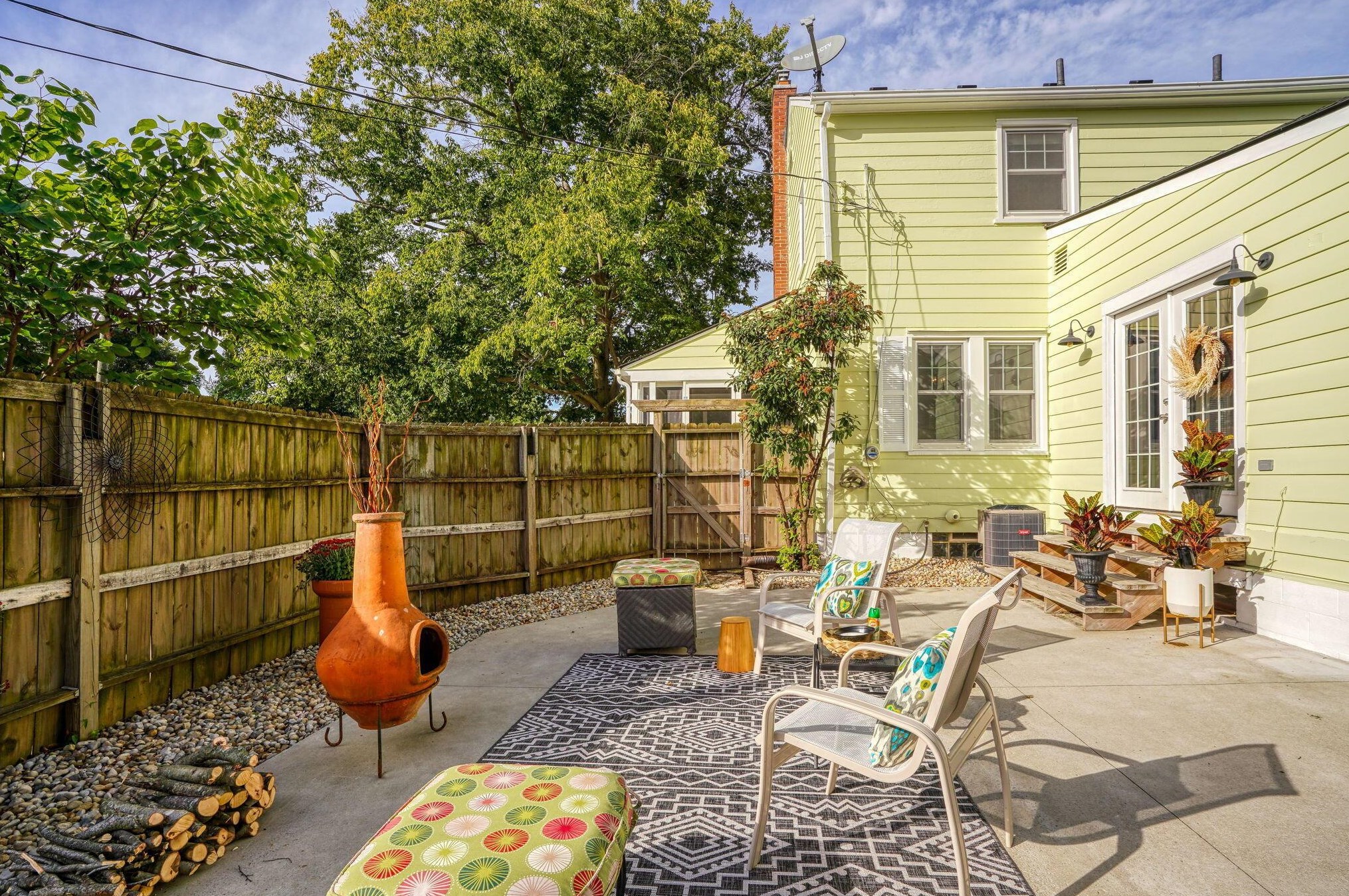 241 Gdn Rd, Columbus OH 43224-1010 exterior