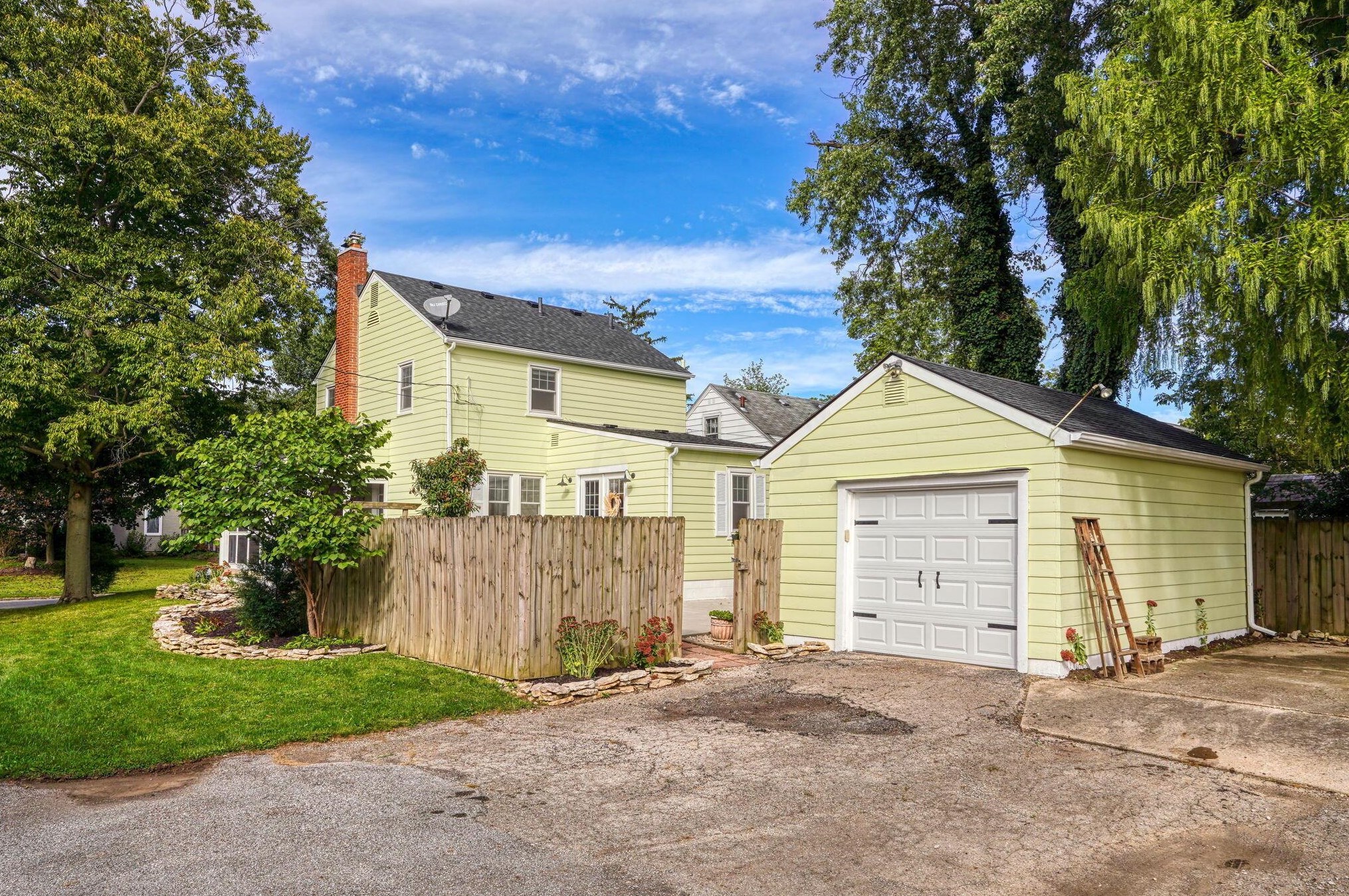 241 Gdn Rd, Columbus OH 43224-1010 exterior