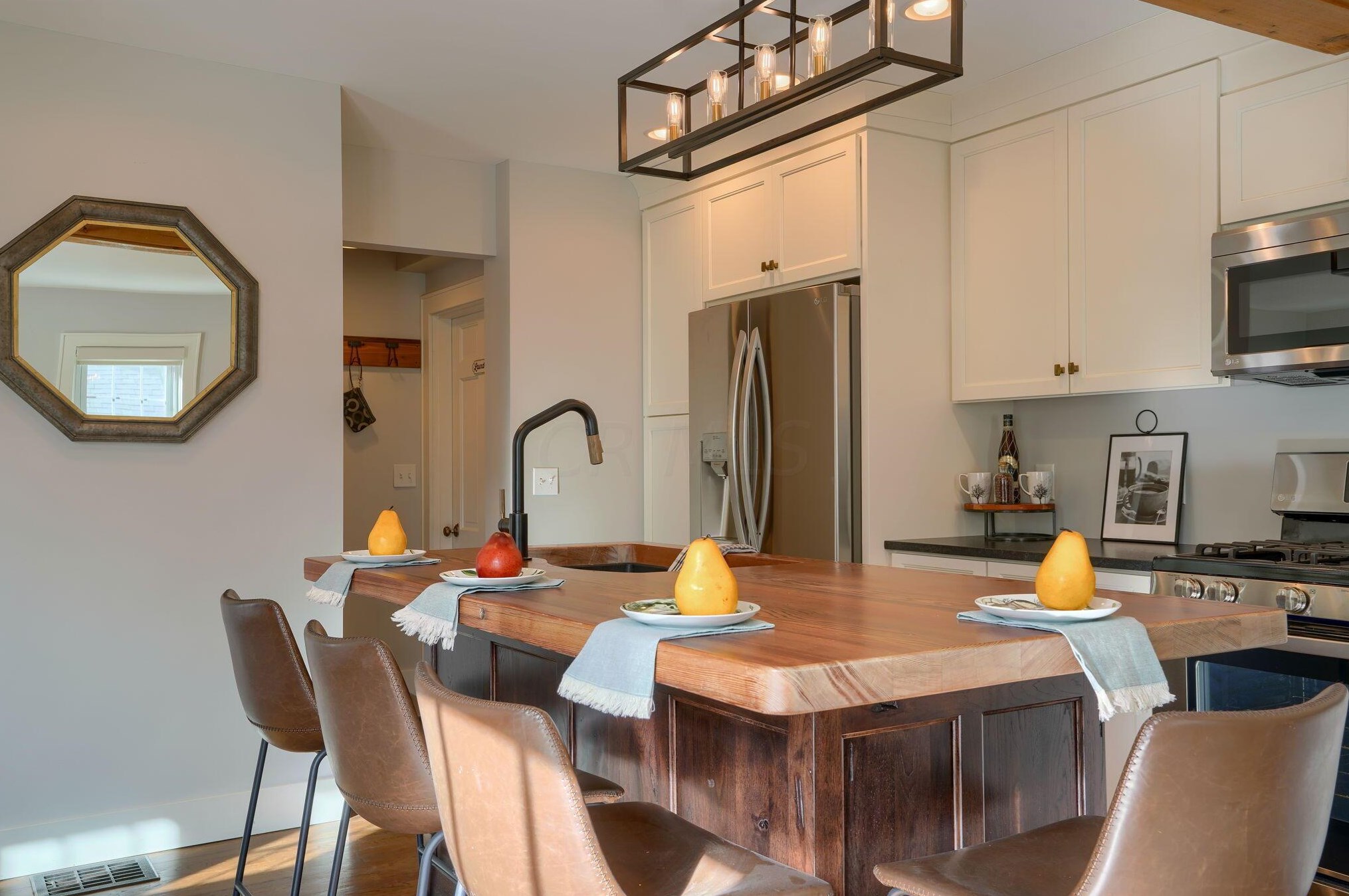 241 Gdn Rd, Columbus OH 43224-1010 exterior