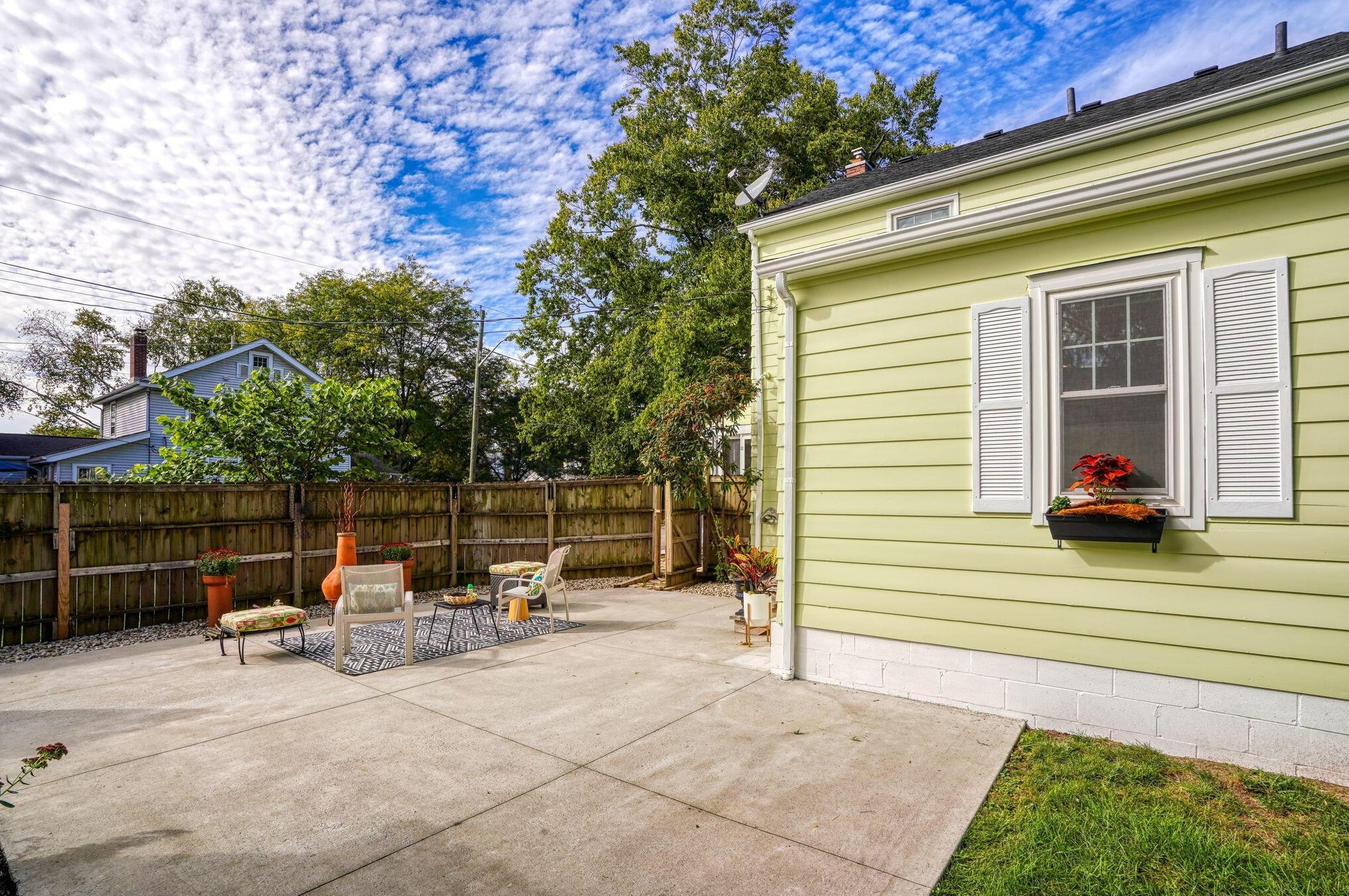 241 Gdn Rd, Columbus OH 43224-1010 exterior