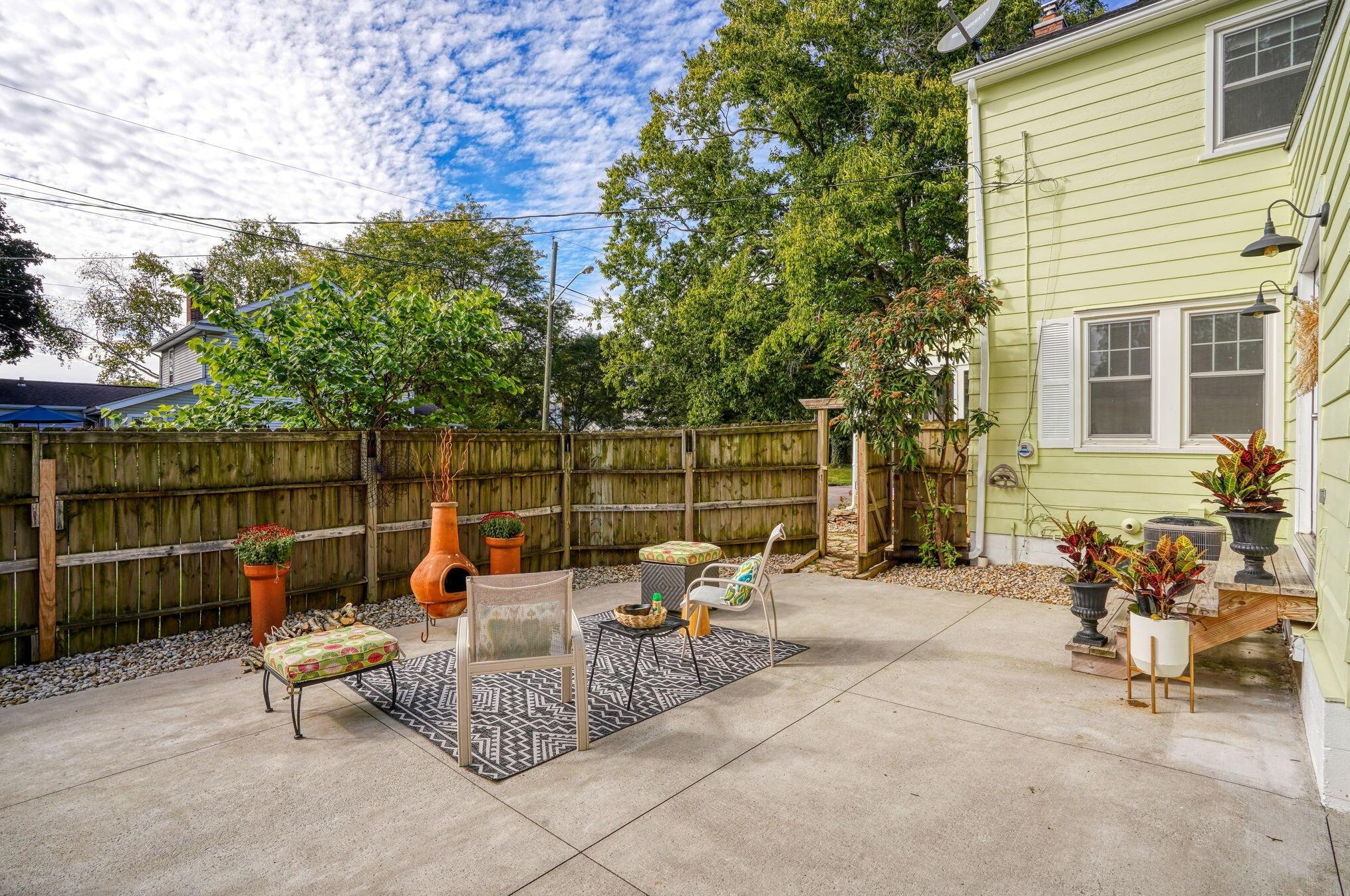 241 Gdn Rd, Columbus OH 43224-1010 exterior