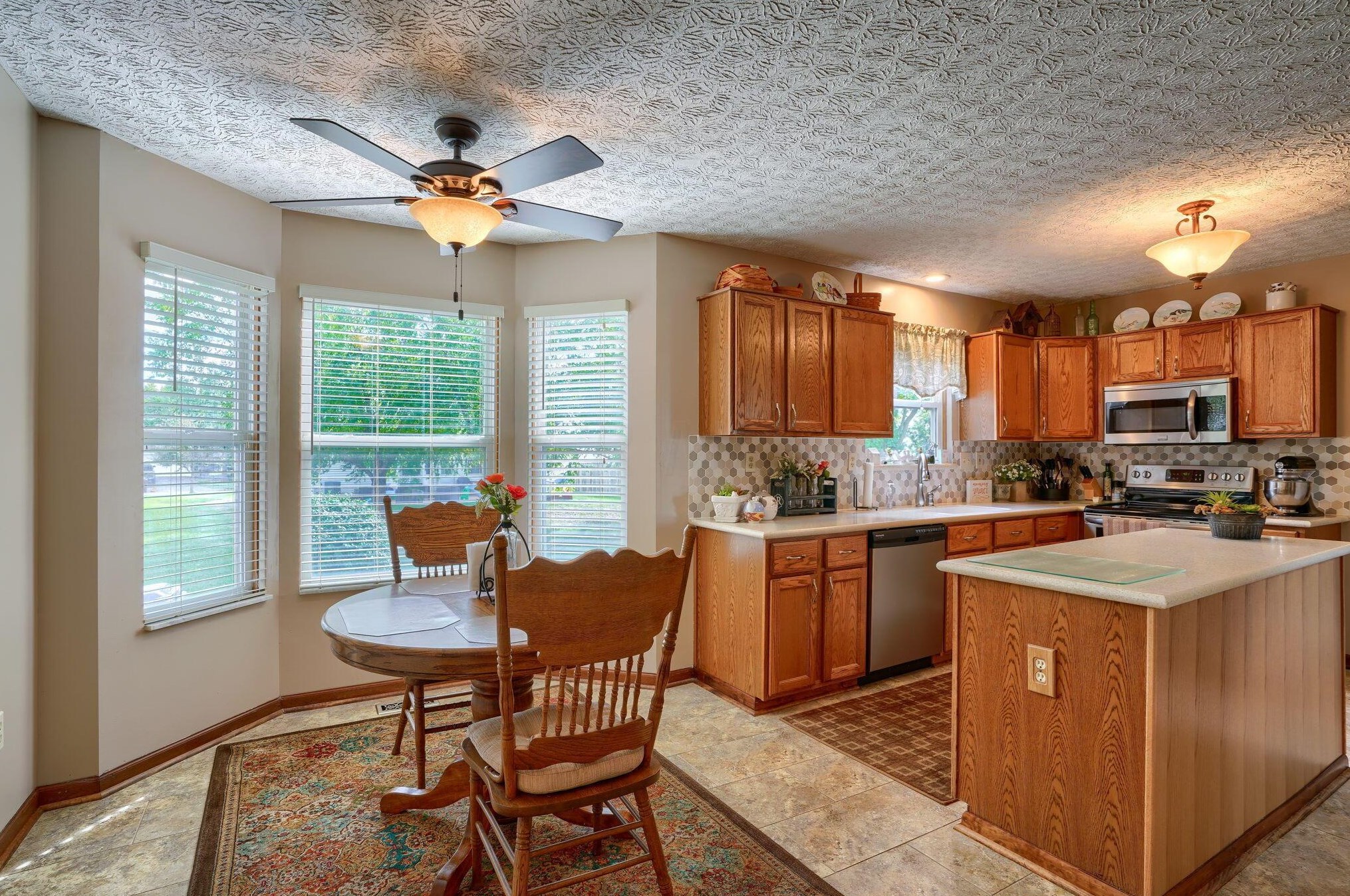 6437 Foxhill Dr, Cnl Wnchstr OH  43110-8767 exterior