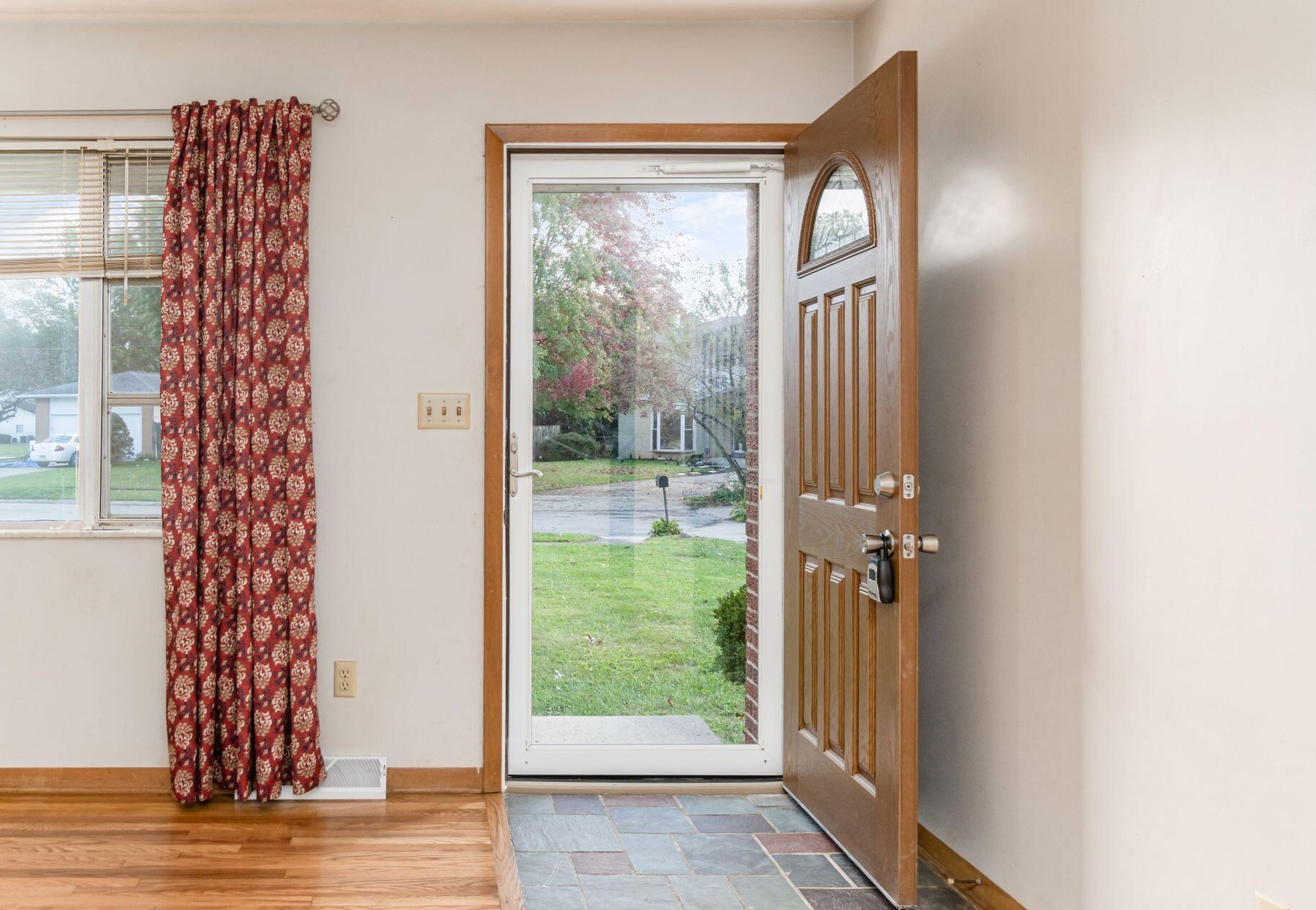 321 Briarwood Dr, Columbus, OH 43213-2055