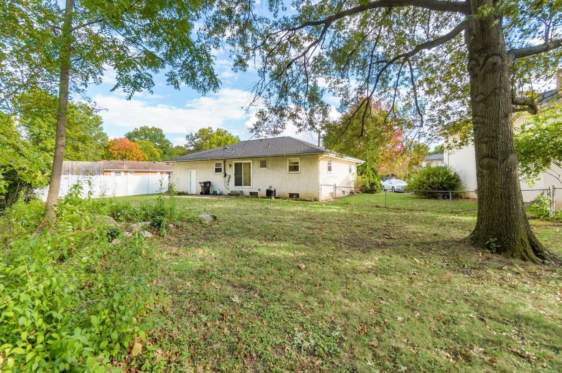 321 Briarwood Dr, Columbus OH 43213-2056 exterior