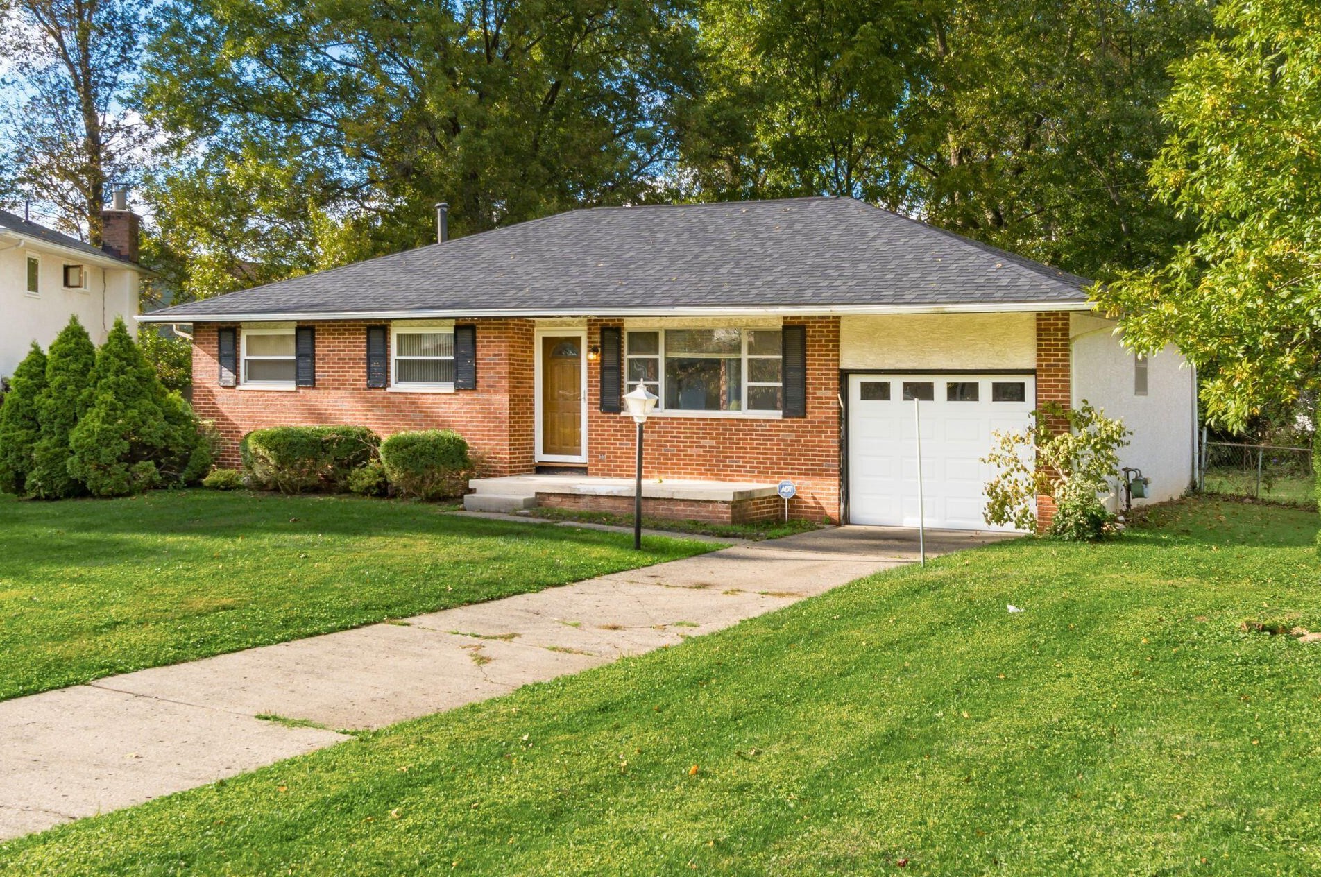 321 Briarwood Dr, Columbus OH 43213-2056 exterior