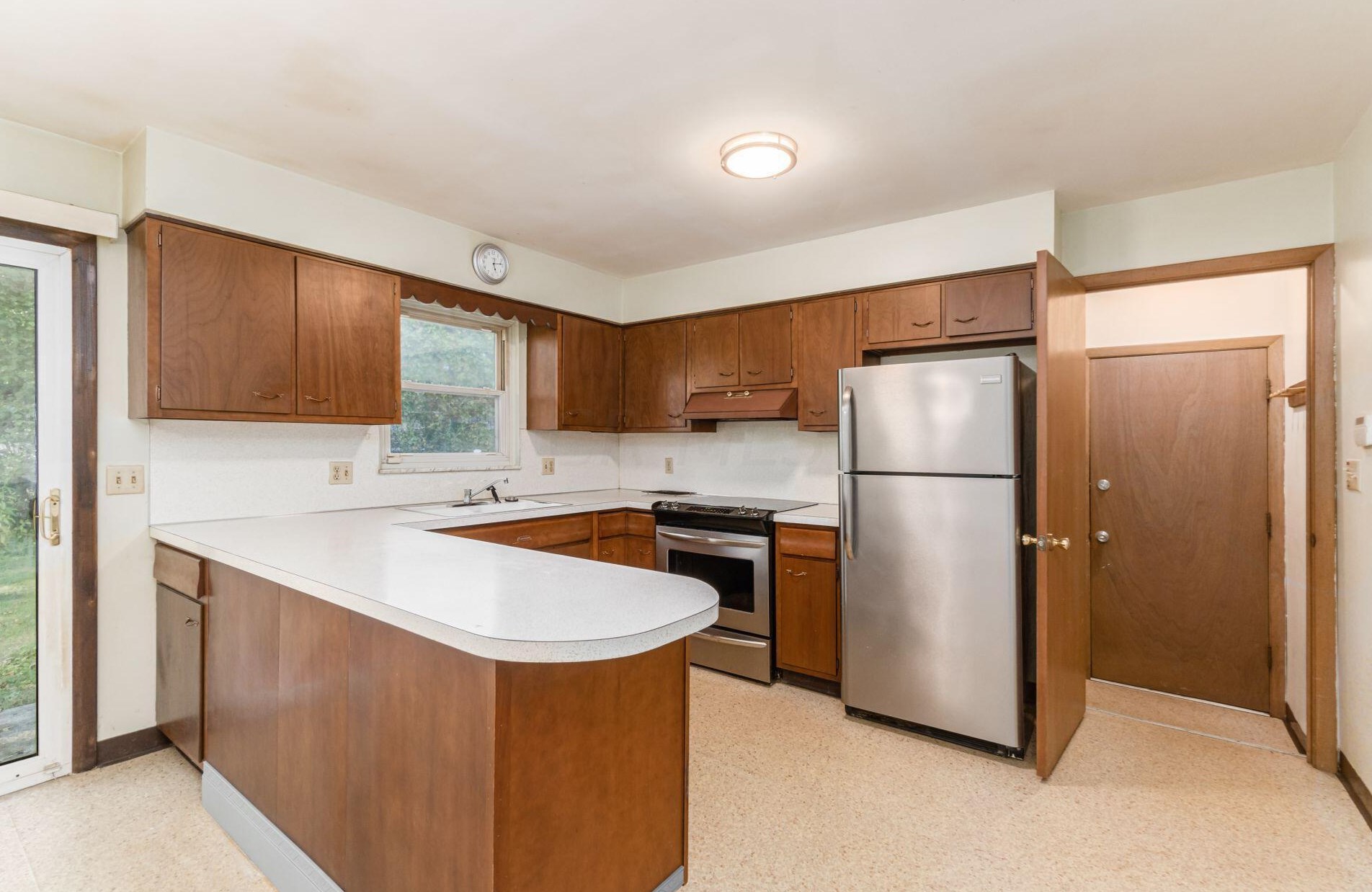 321 Briarwood Dr, Columbus OH 43213-2056 exterior