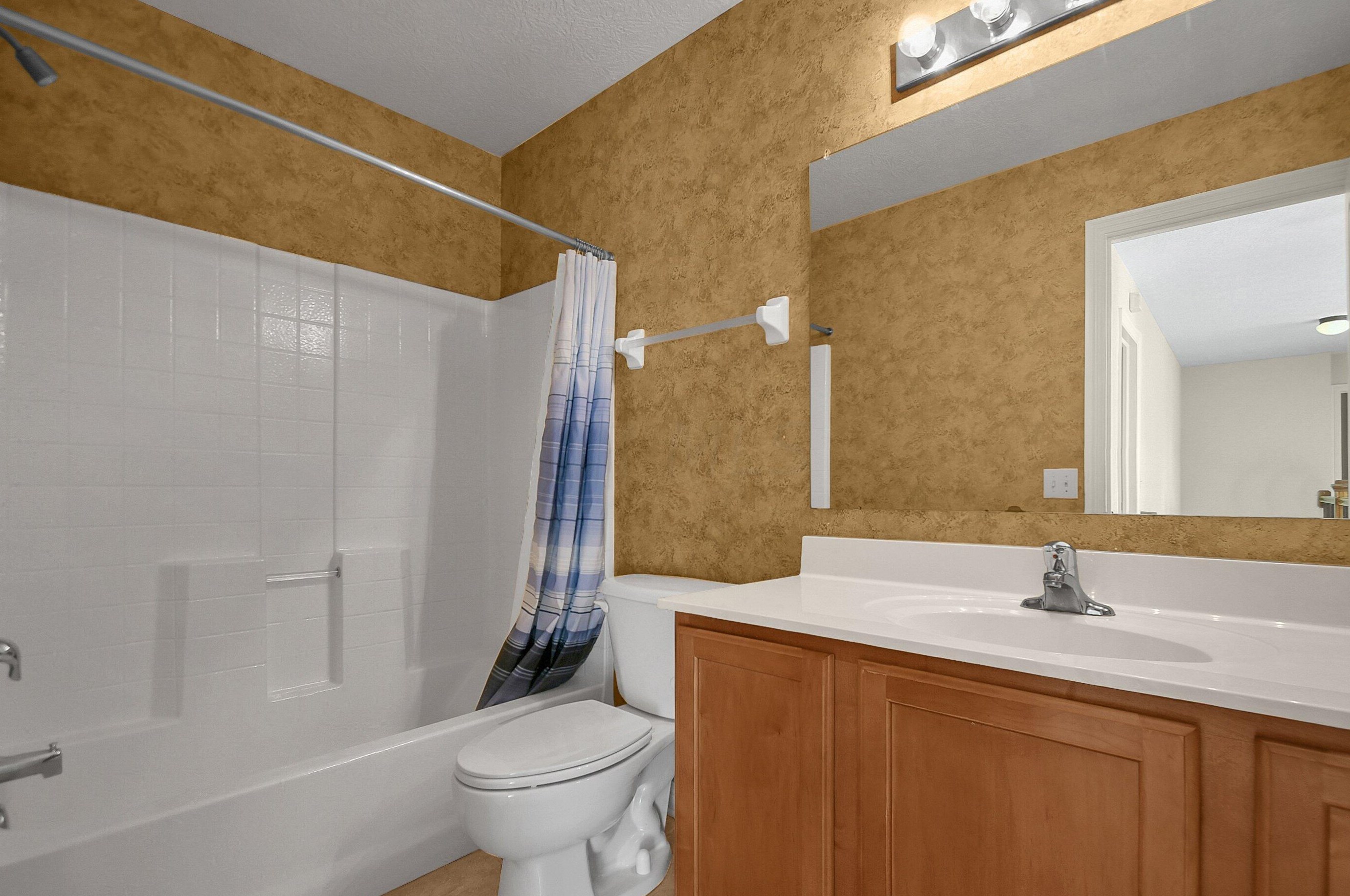 328 Lk Xing Ave, Columbus OH 43213-4424 exterior