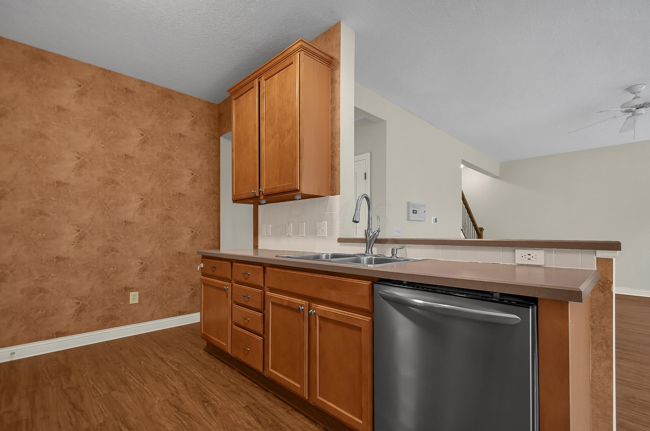 328 Lk Xing Ave, Columbus OH 43213-4424 exterior