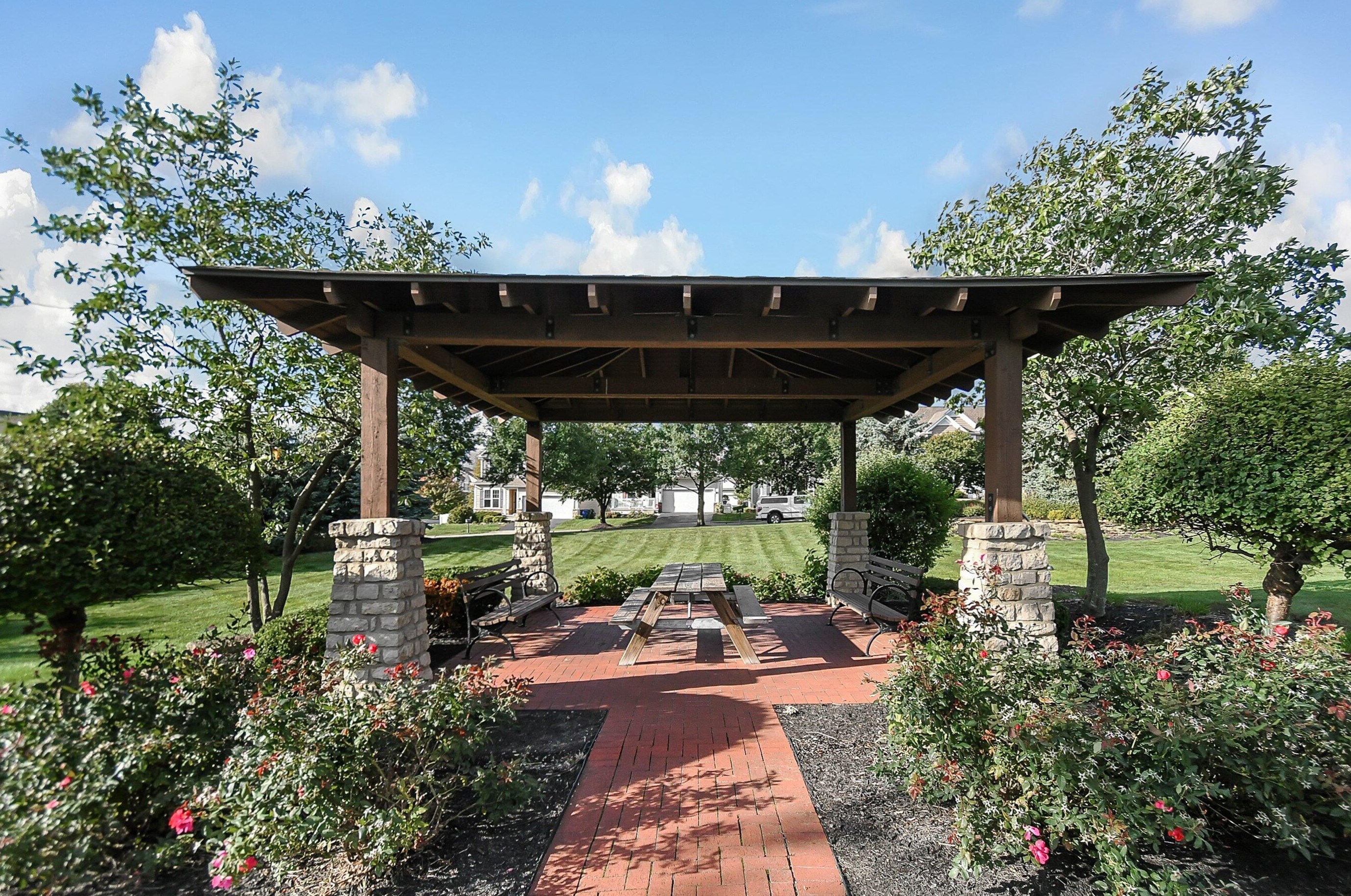 328 Lk Xing Ave, Columbus OH 43213-4424 exterior