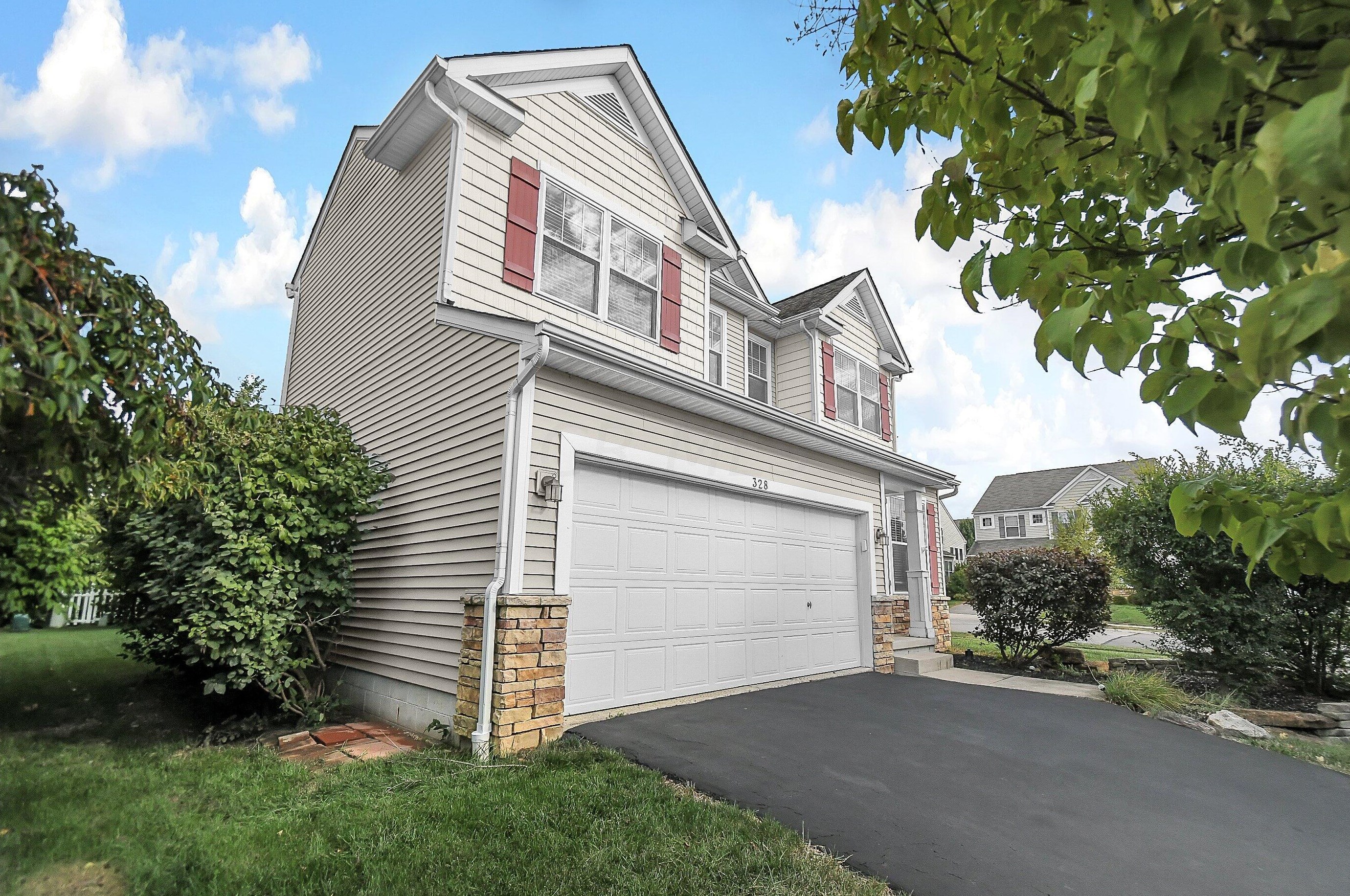 328 Lk Xing Ave, Columbus OH 43213-4424 exterior