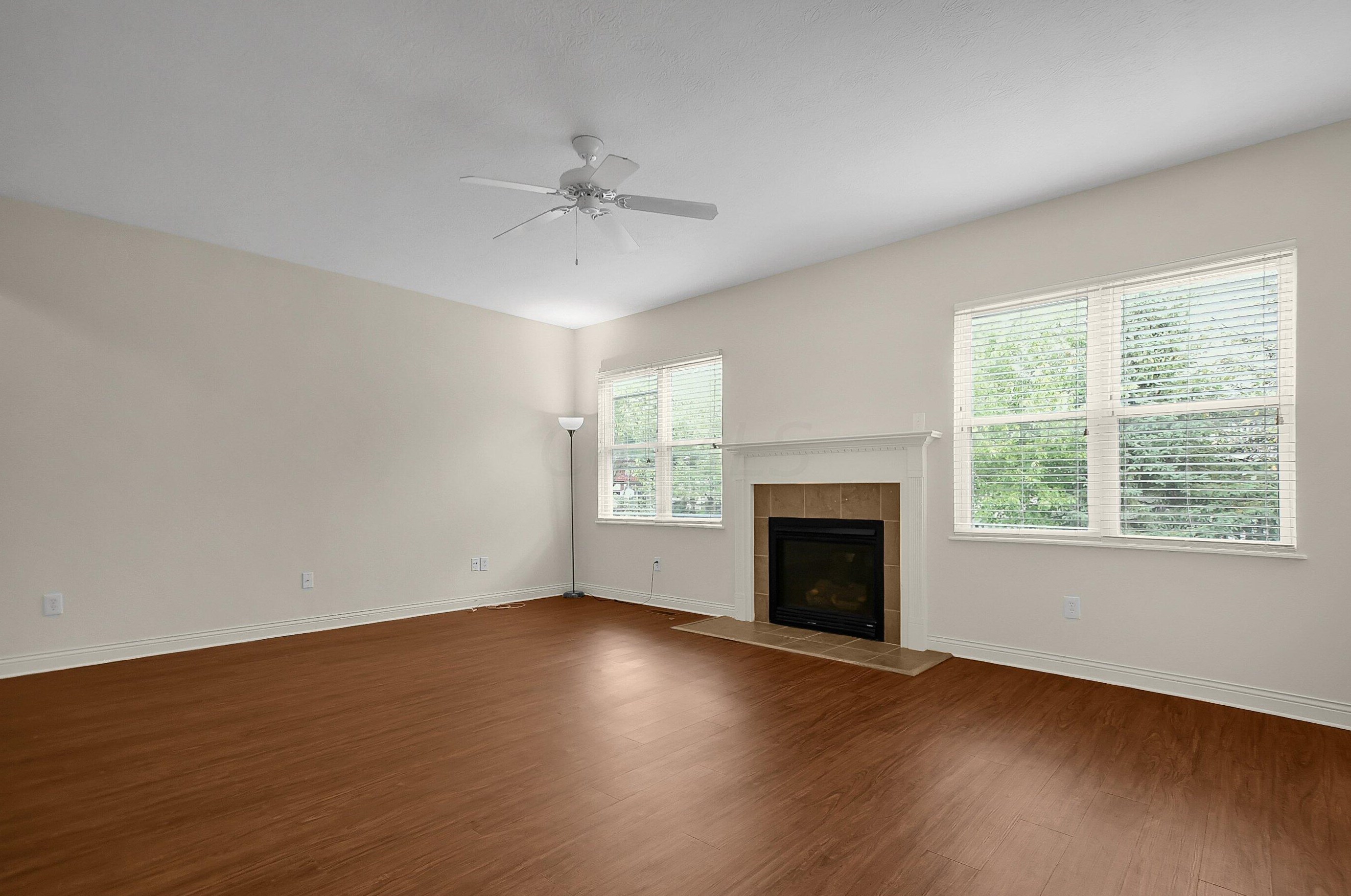 328 Lk Xing Ave, Columbus OH 43213-4424 exterior