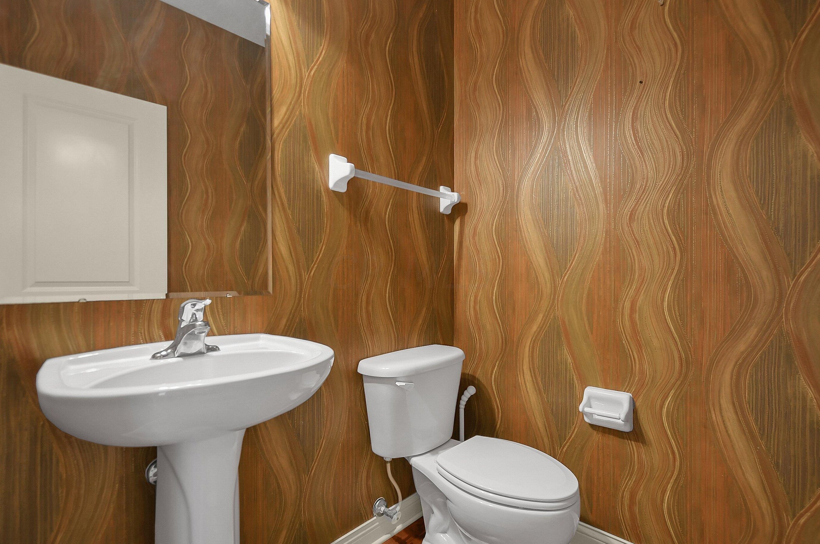 328 Lk Xing Ave, Columbus OH 43213-4424 exterior