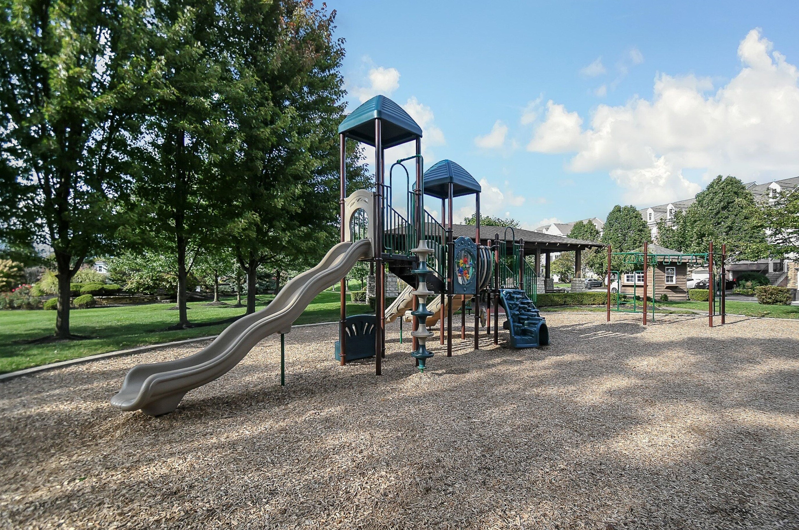 328 Lk Xing Ave, Columbus OH 43213-4424 exterior