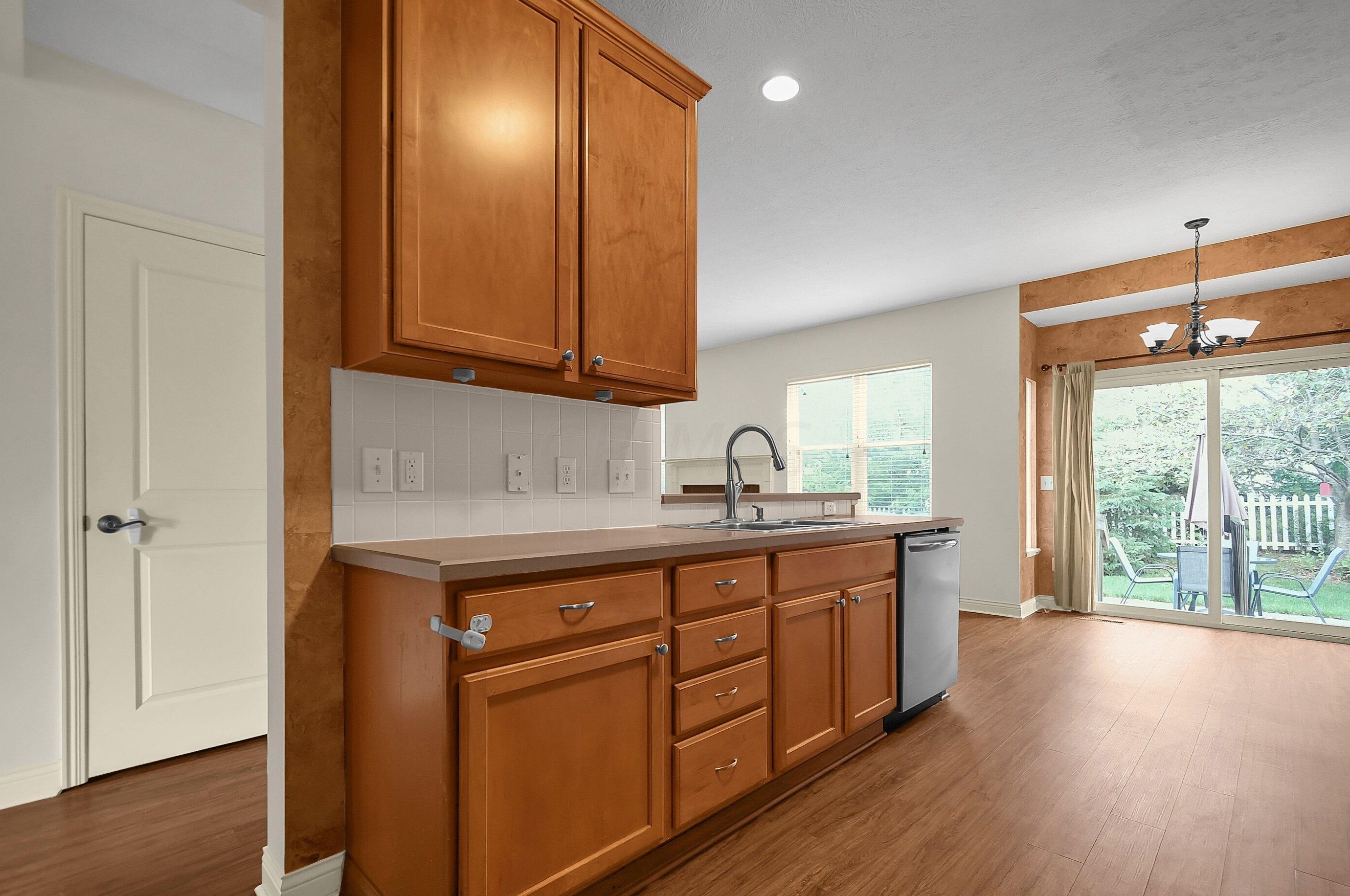 328 Lk Xing Ave, Columbus OH 43213-4424 exterior