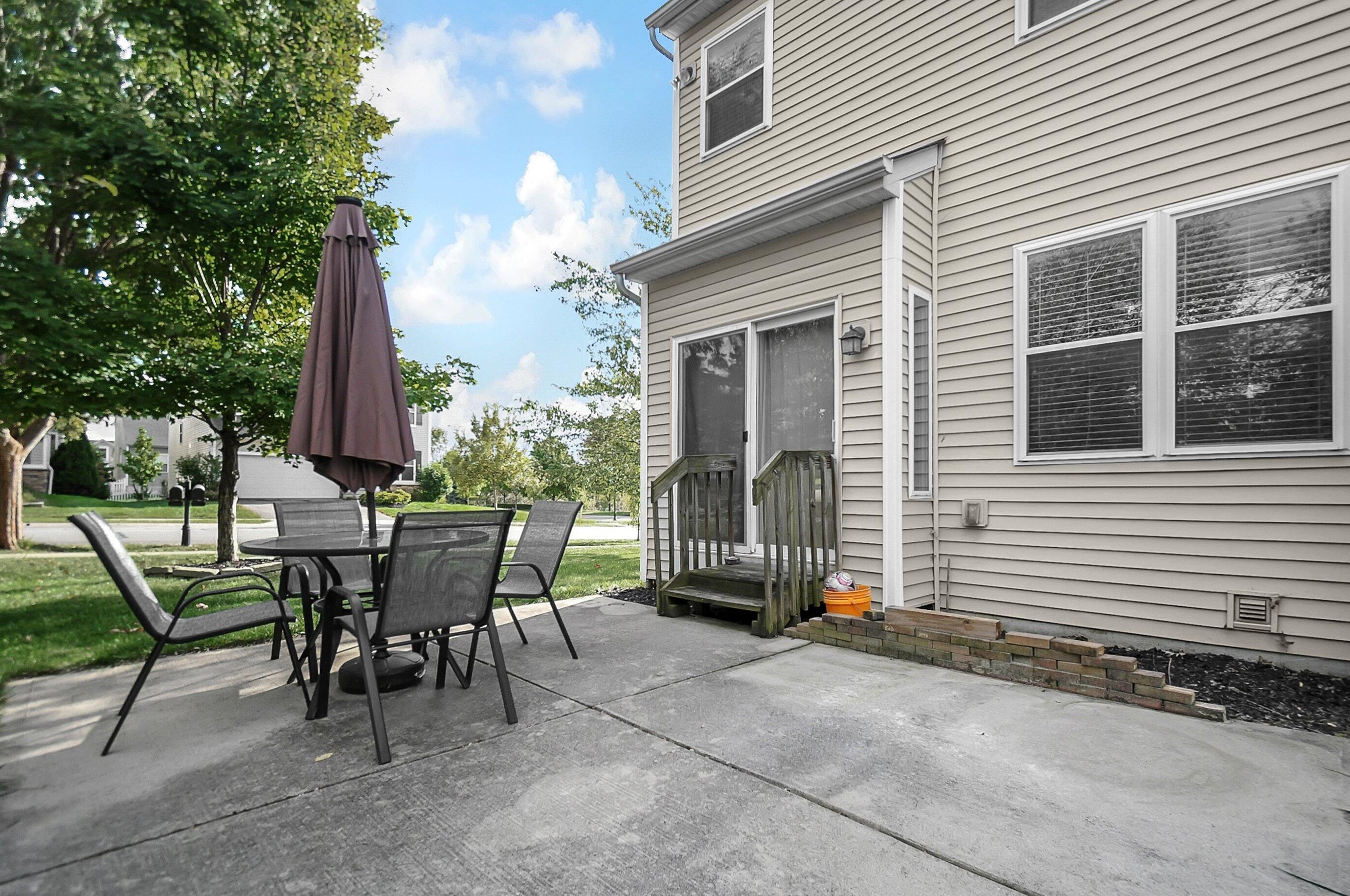 328 Lk Xing Ave, Columbus OH 43213-4424 exterior