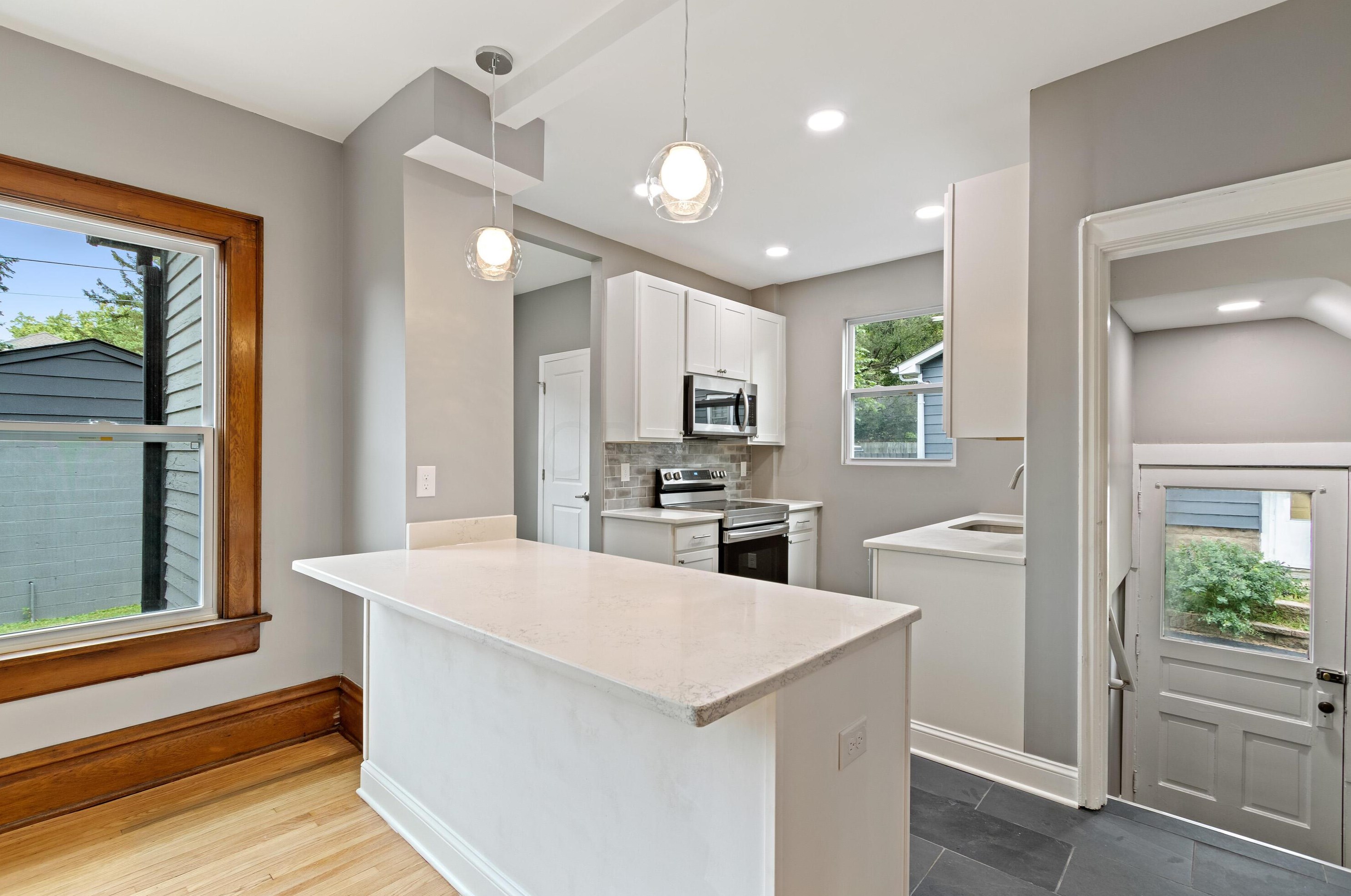 142 Longview Ave, Columbus OH  43202-1236 exterior