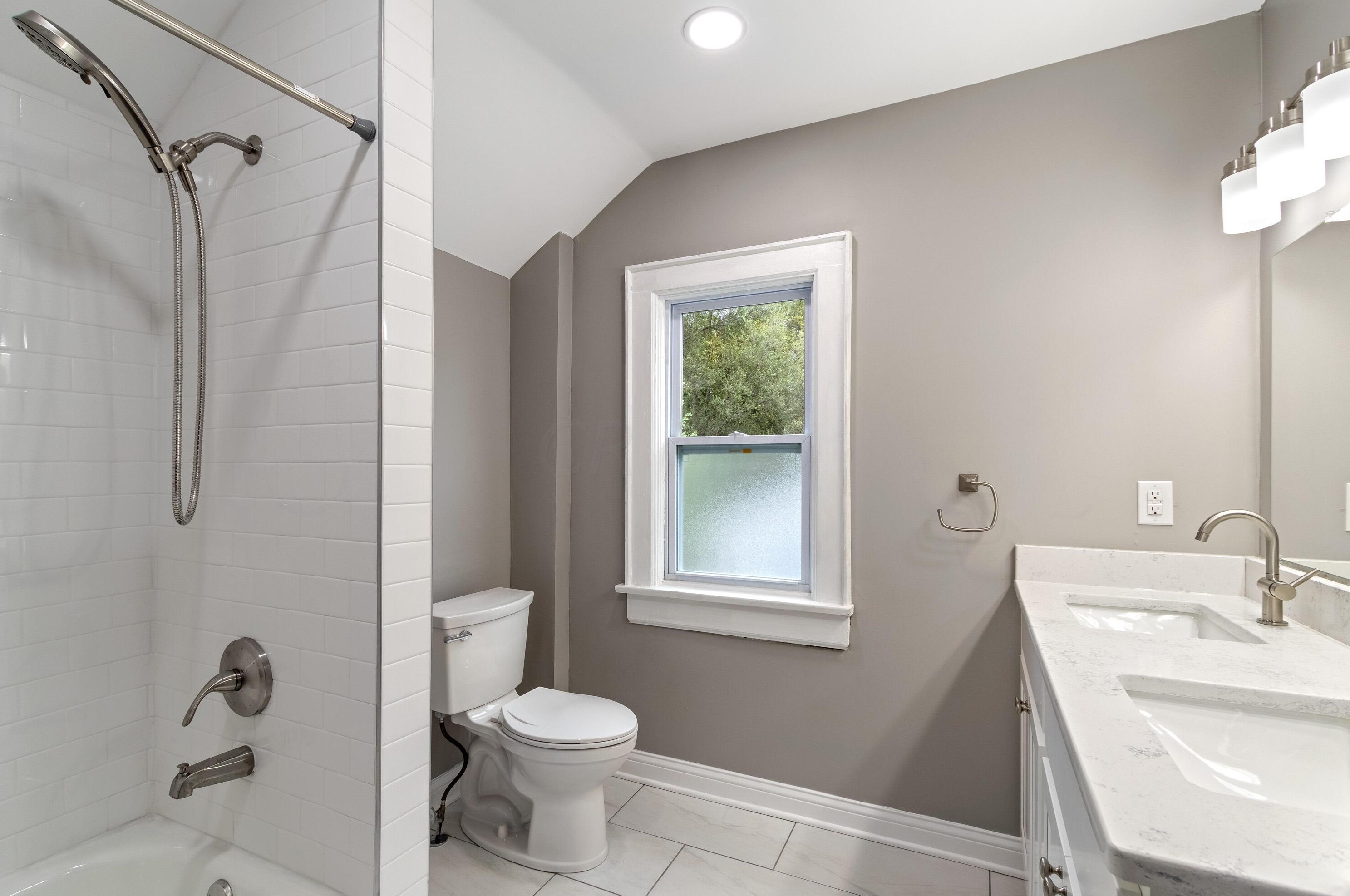 142 Longview Ave, Columbus OH  43202-1236 exterior