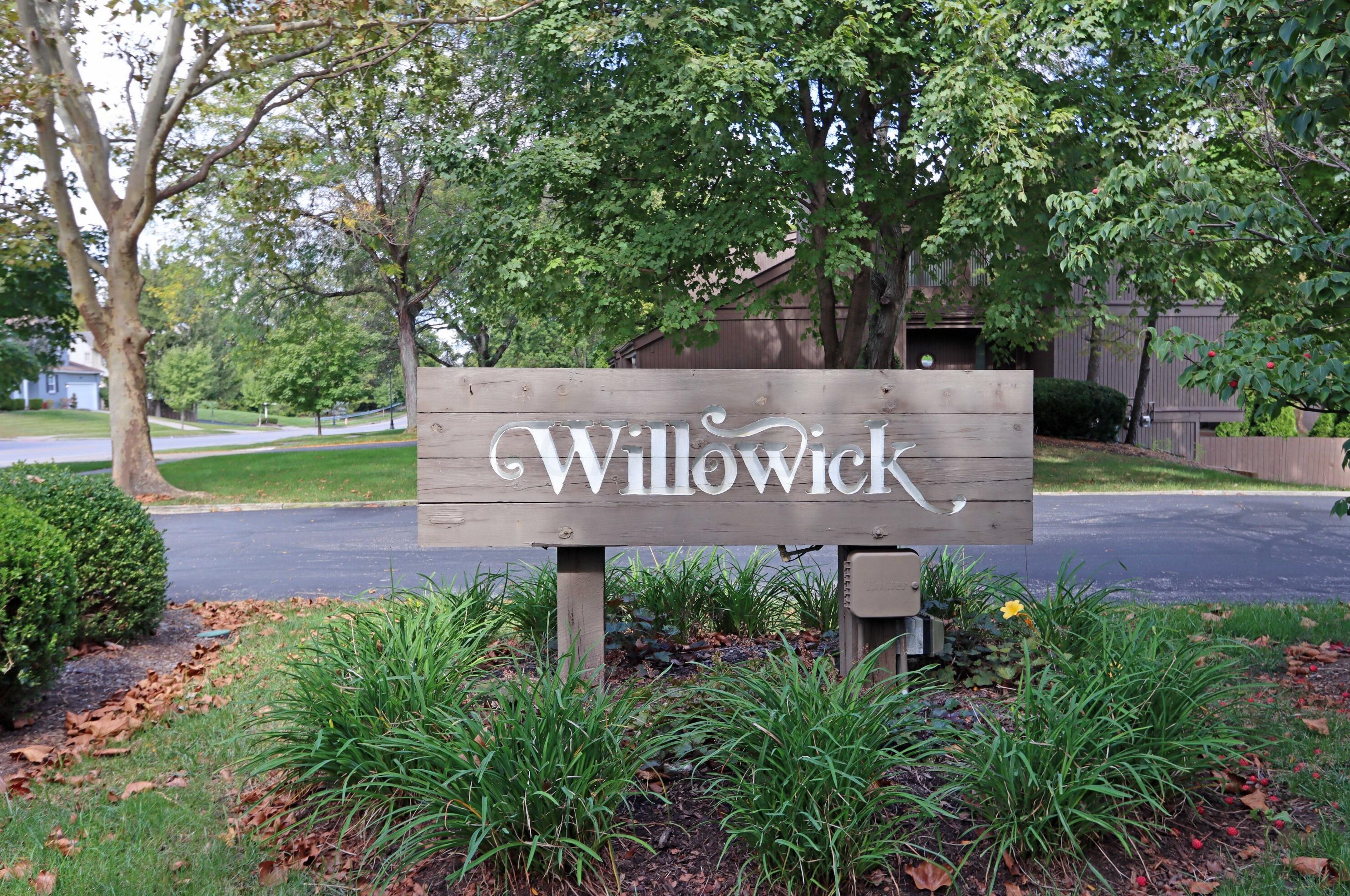 2062 Willowick Dr, Columbus, OH 43229-1553