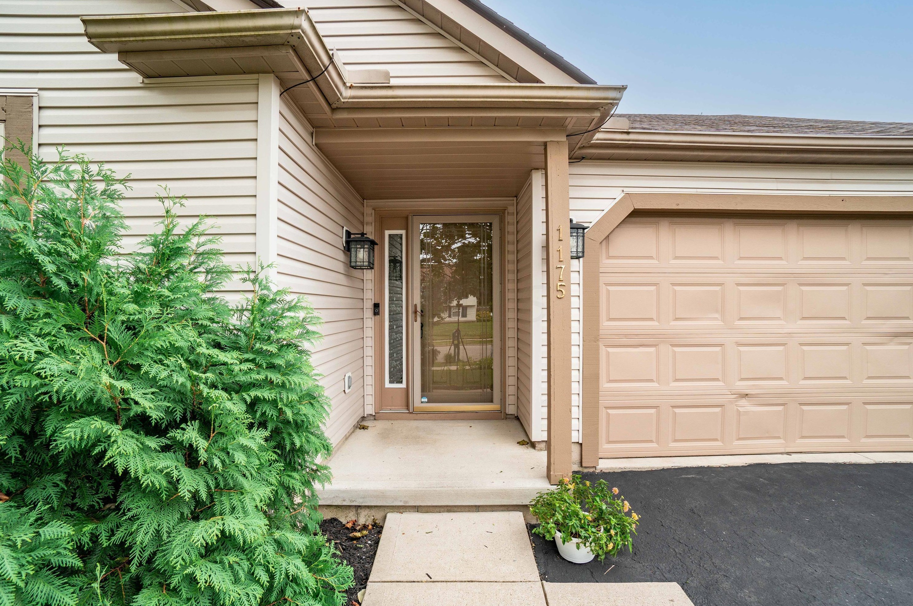 1175 Romona Pl, Columbus, OH 43204-4327
